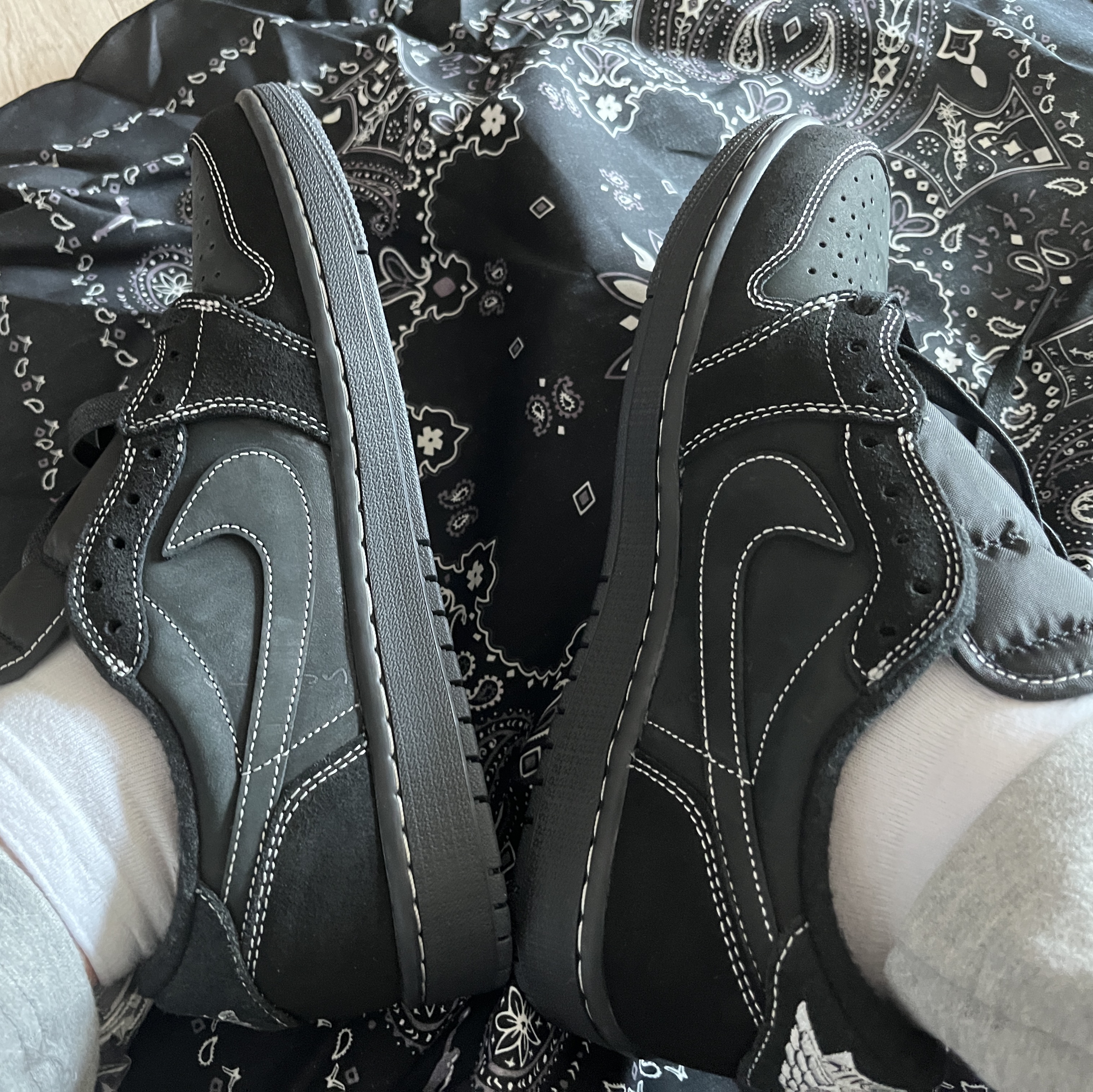Jordan 1 x Travis Scott Retro Low OG SP Black Phantom 착용 스타일 - 2