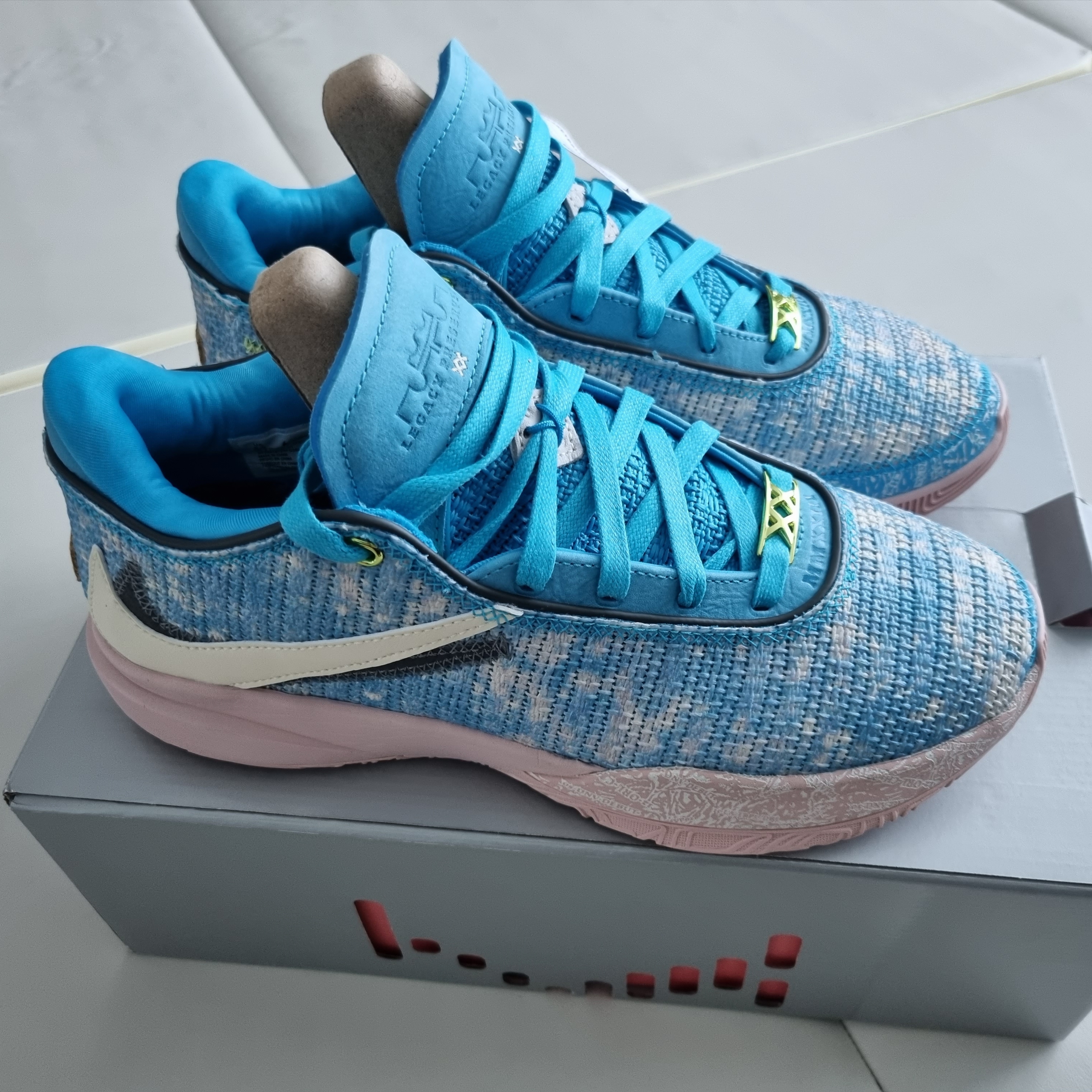 Nike LeBron XX ASW Blue Lightning Coconut Milk 착용 스타일