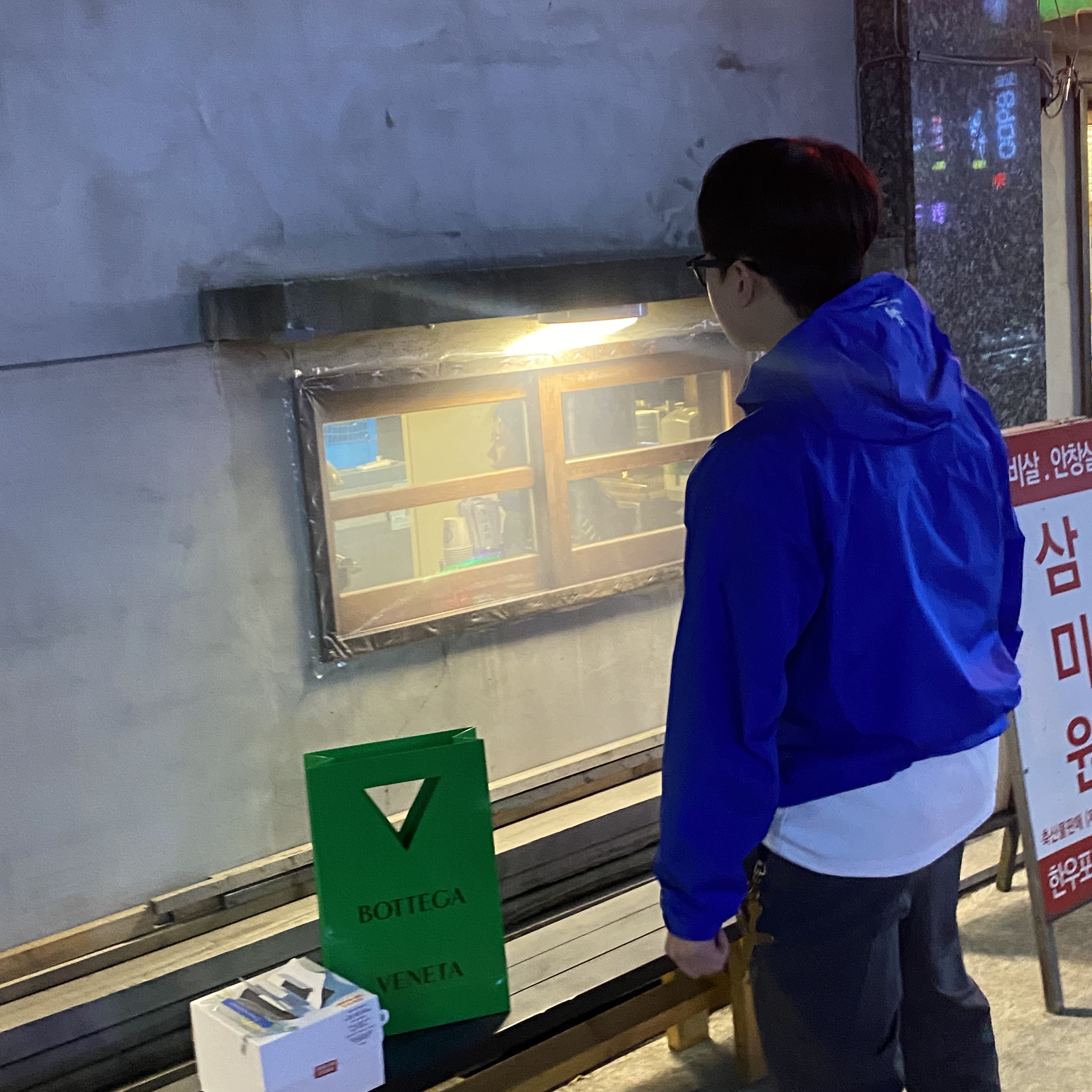 [KREAM 단독] STU Embroidered Windbreaker Blue 착용 스타일
