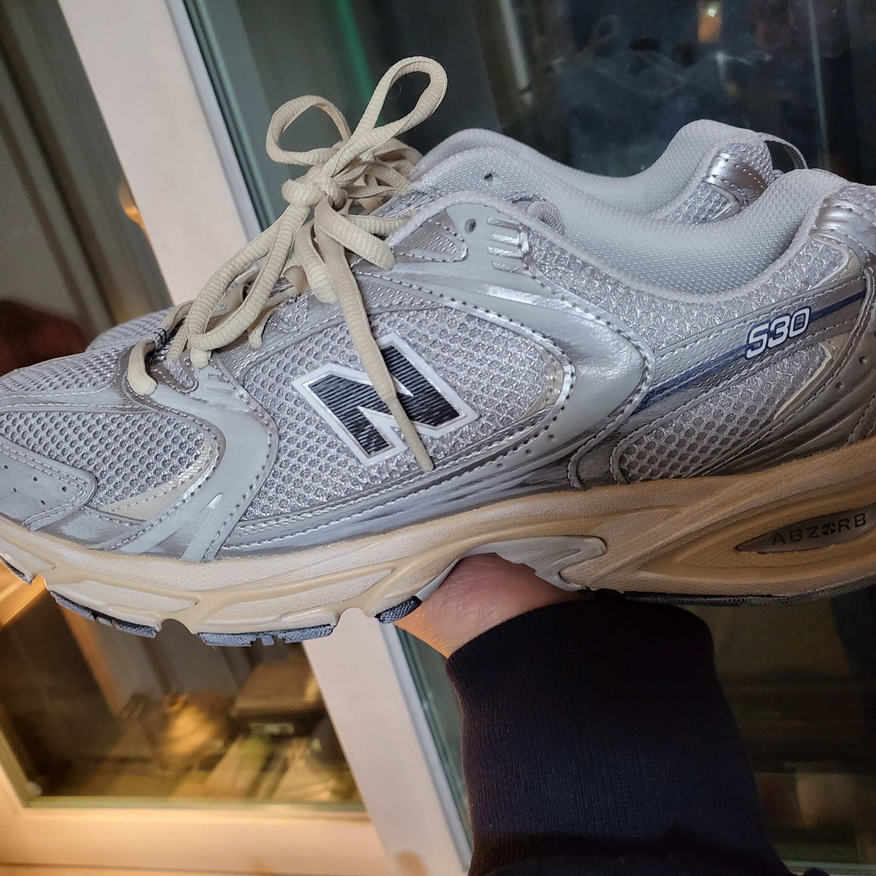 New Balance 530 Vintage Metallic Silver 착용 스타일