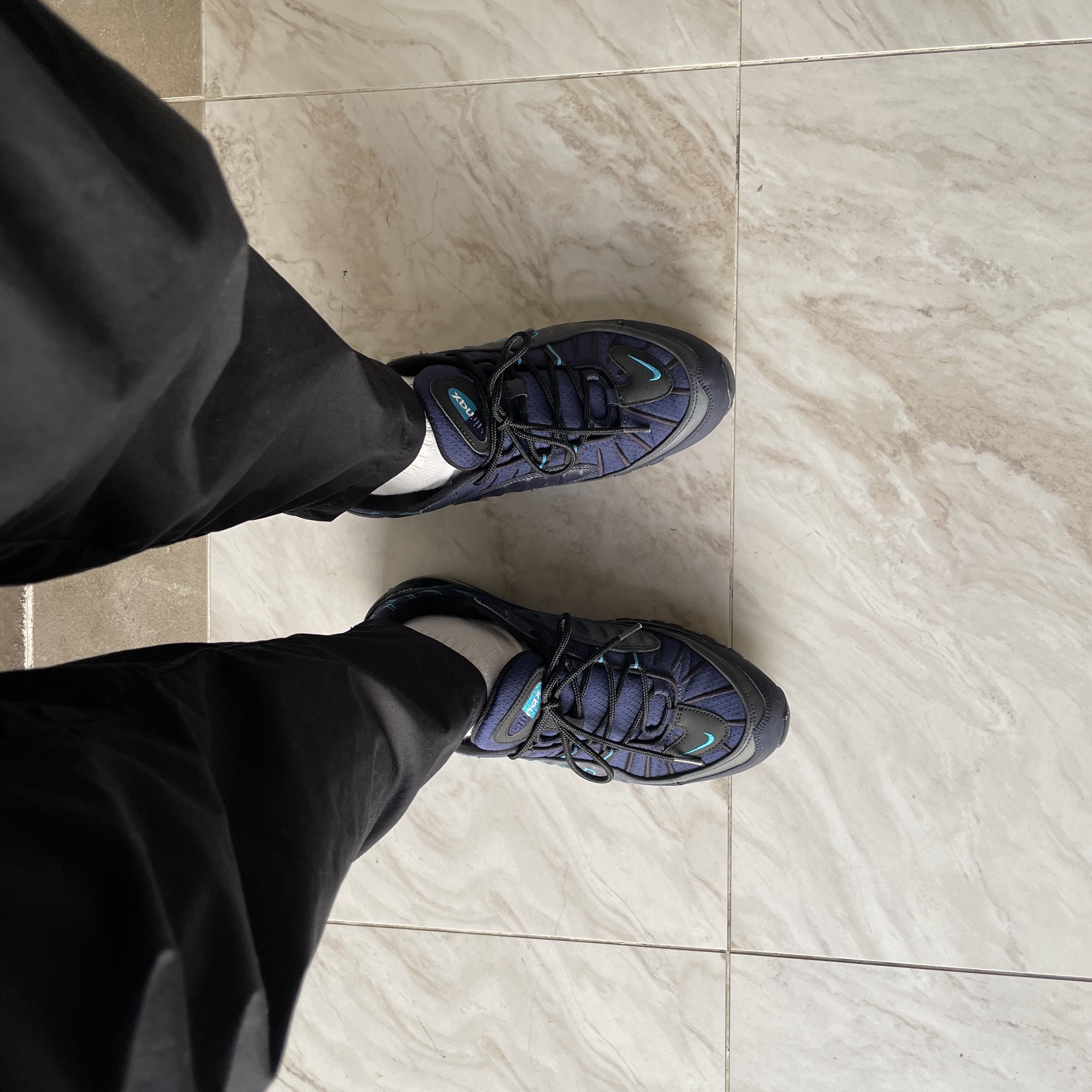 Nike Air Max 98 SE Blackened Blue 착용 스타일 - 2
