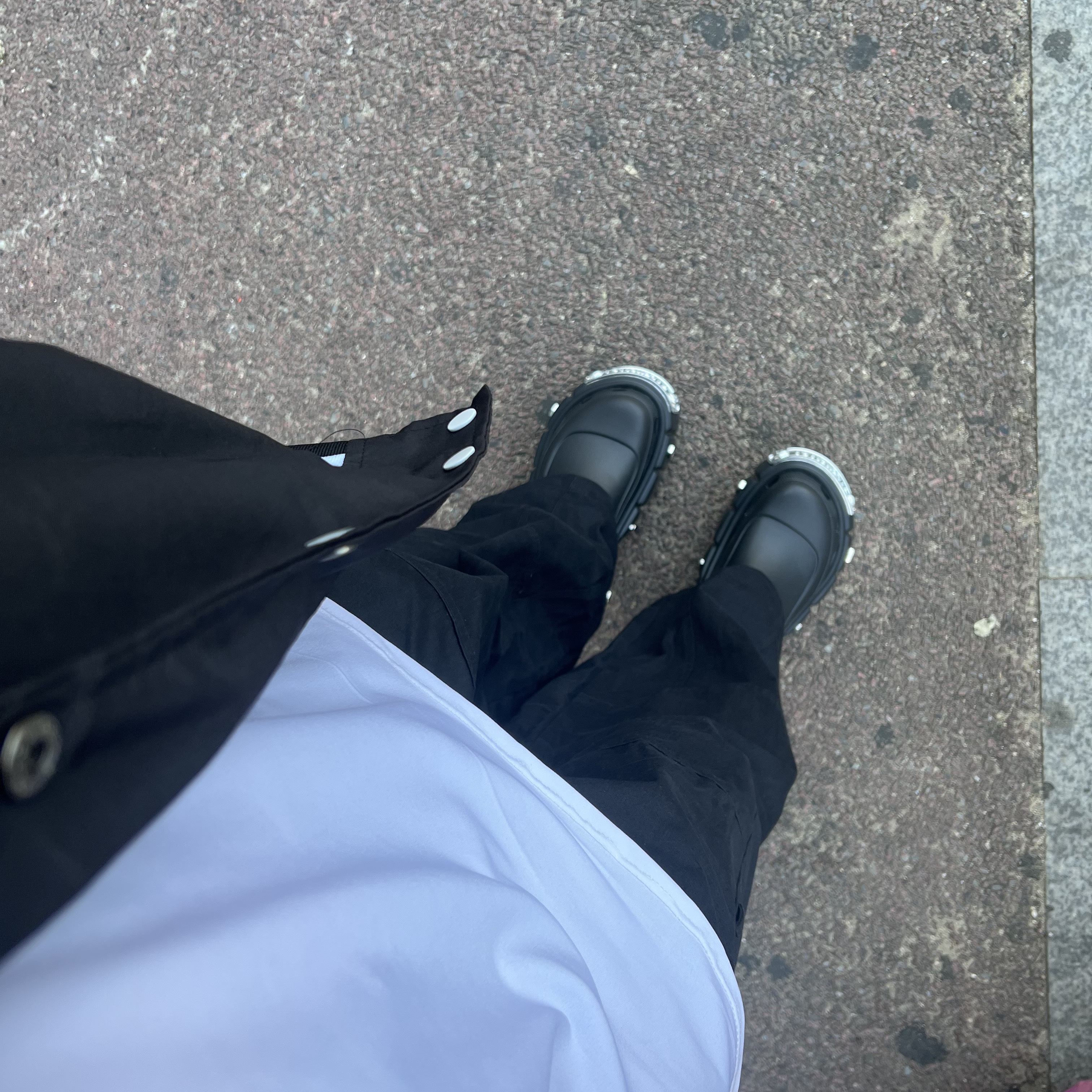 Balenciaga x Crocs Hardcrocs Slide Black 착용 스타일