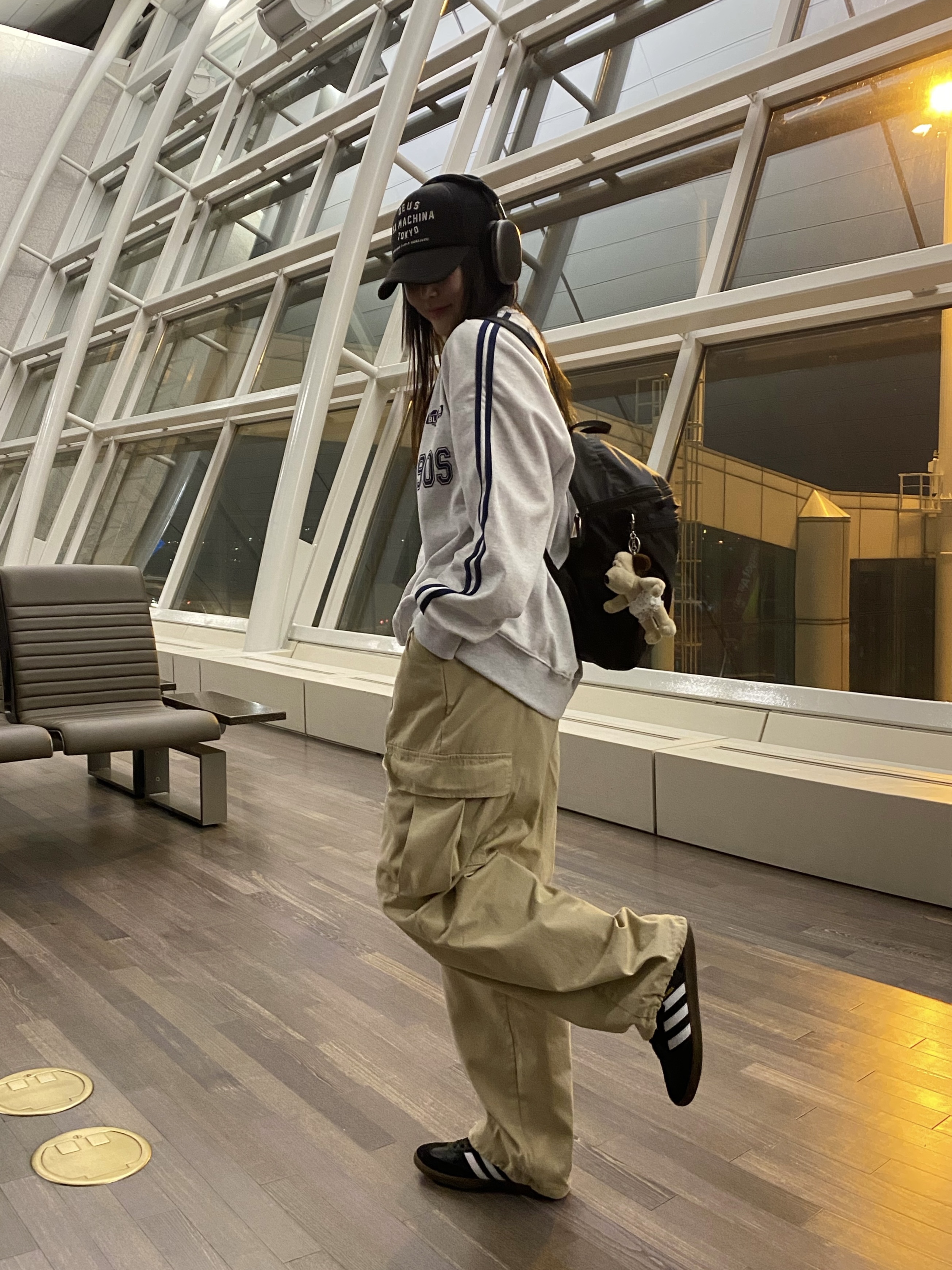 Arc'teryx Heliad 15 Backpack Black, Apple AirPods Max Lightning Space Gray (Korean Ver.) 착용 스타일