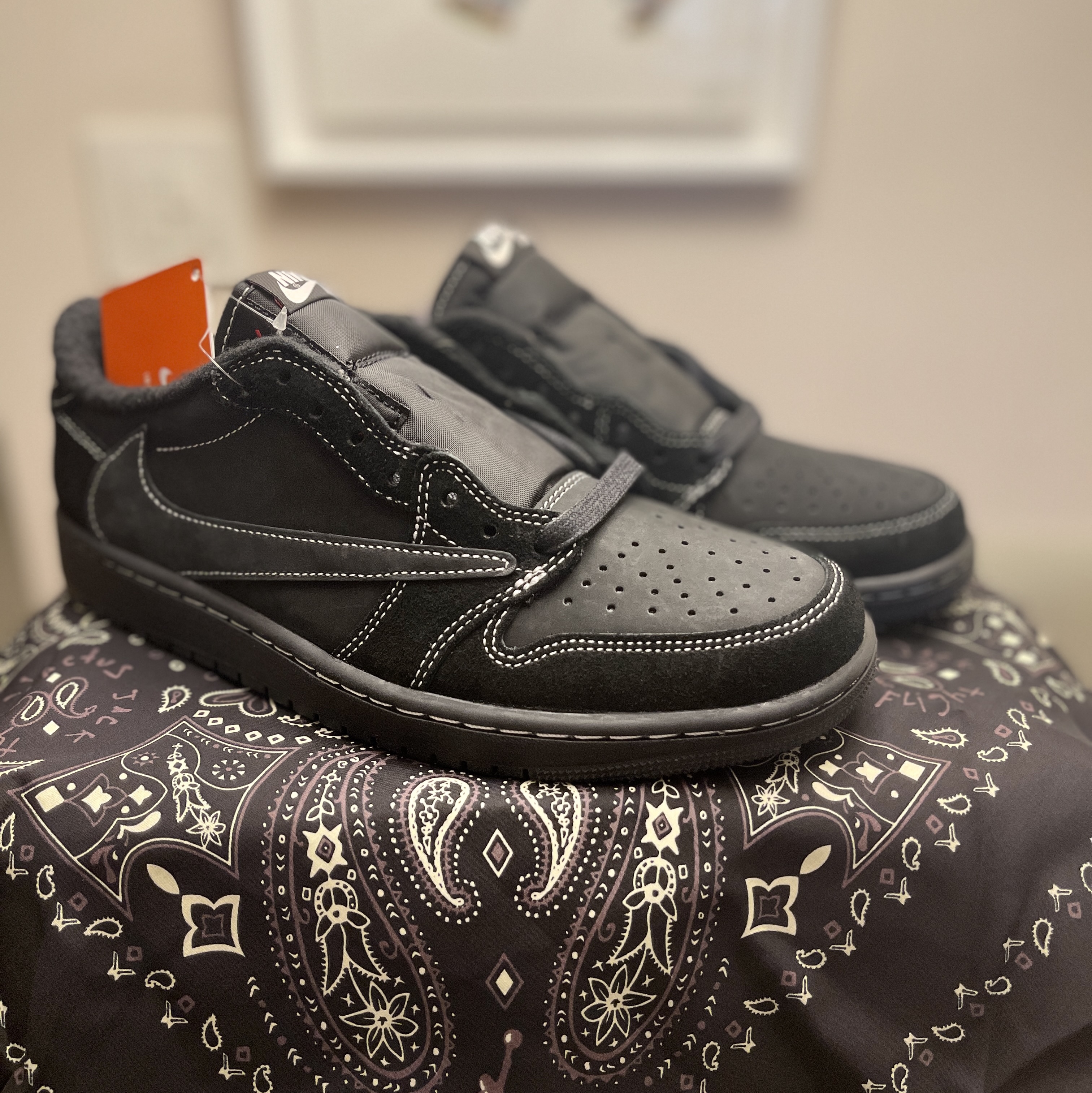 Jordan 1 x Travis Scott Retro Low OG SP Black Phantom 착용 스타일 - 3