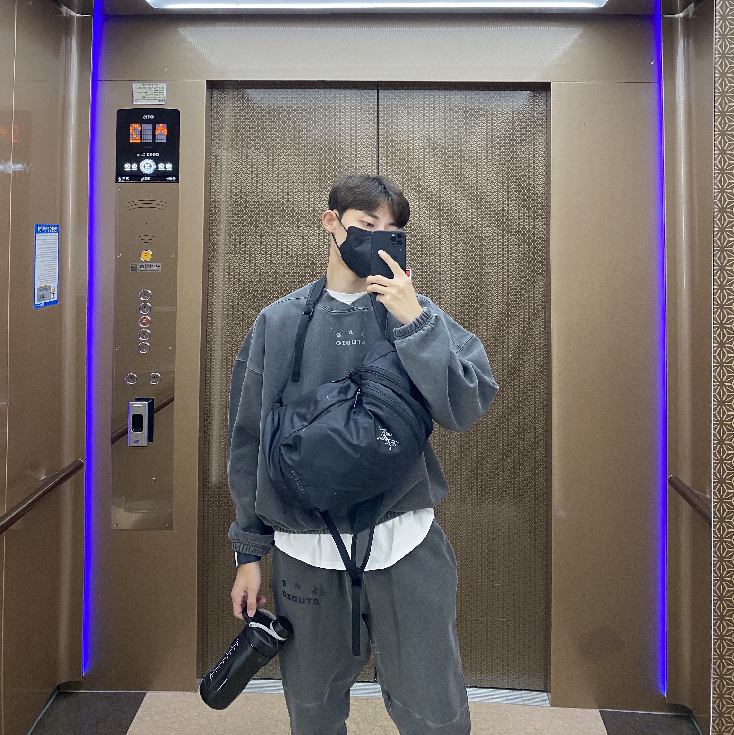 IAB Studio Pigment Crewneck Black, IAB Studio Blocked Pigment Sweatpants Black 착용 스타일