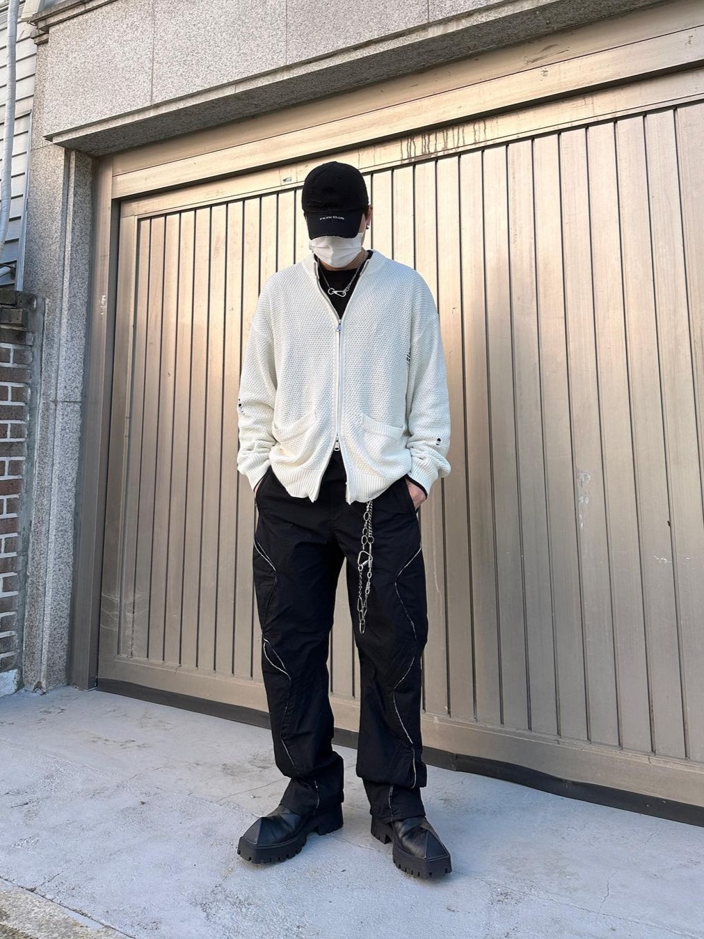 AOP Bar Tack Curve Pants Black 착용 스타일 - 2