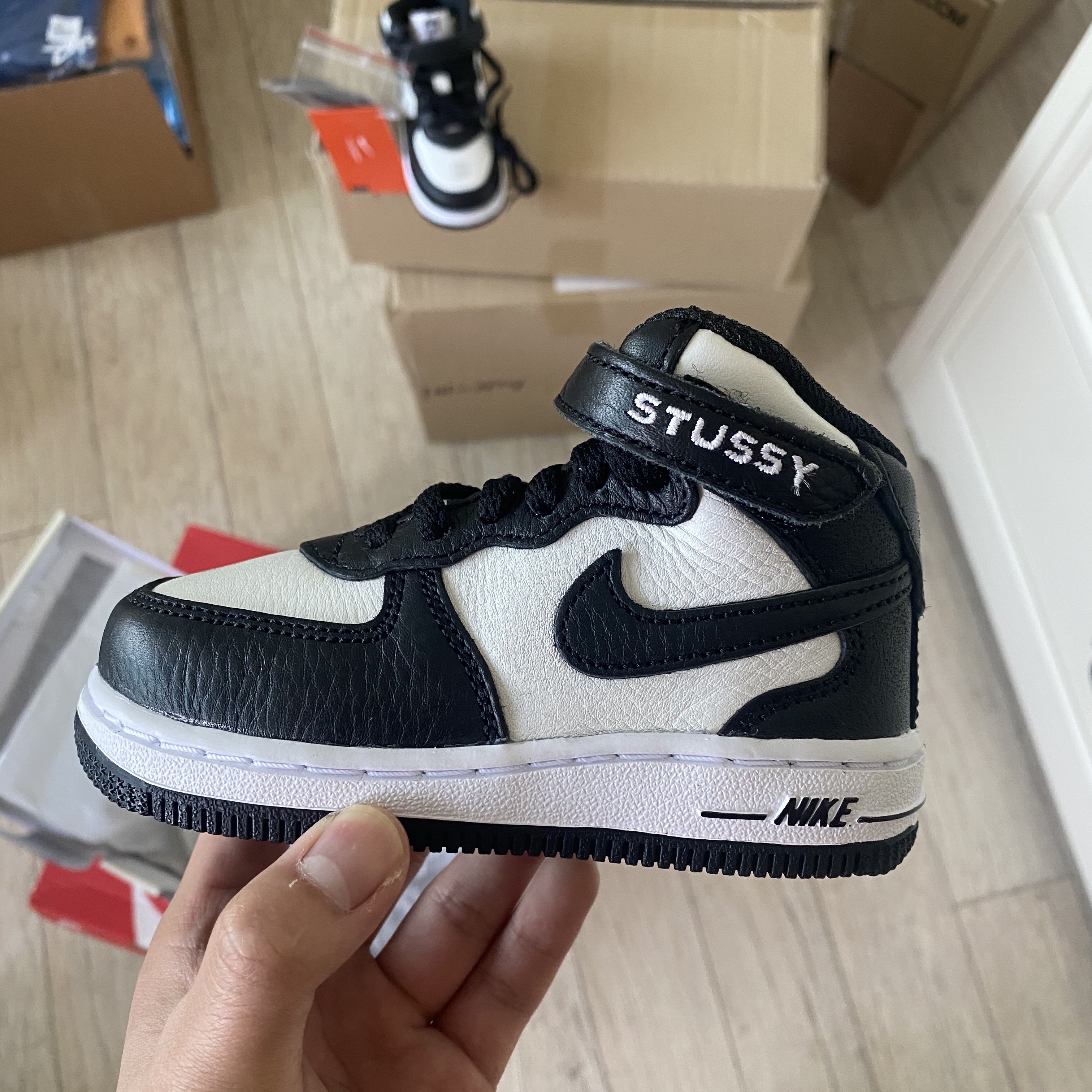 (TD) Nike x Stussy Air Force 1 '07 Mid SP Black and Light Bone 착용 스타일 - 2
