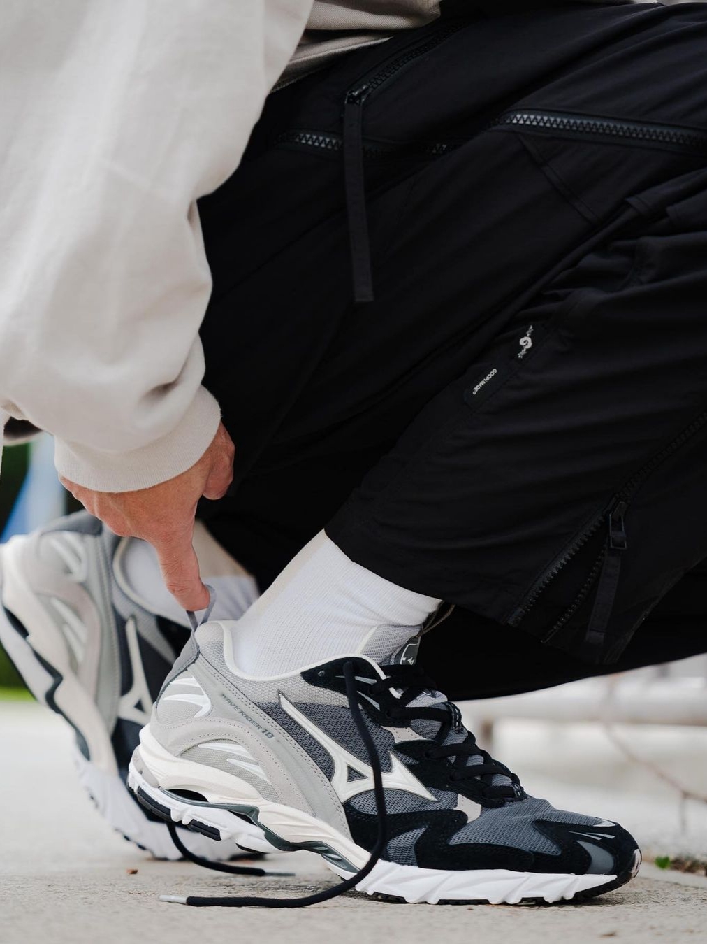 Mizuno Wave Rider 10 Dark Shadow Snow White Opal Gray 착용 스타일 - 1