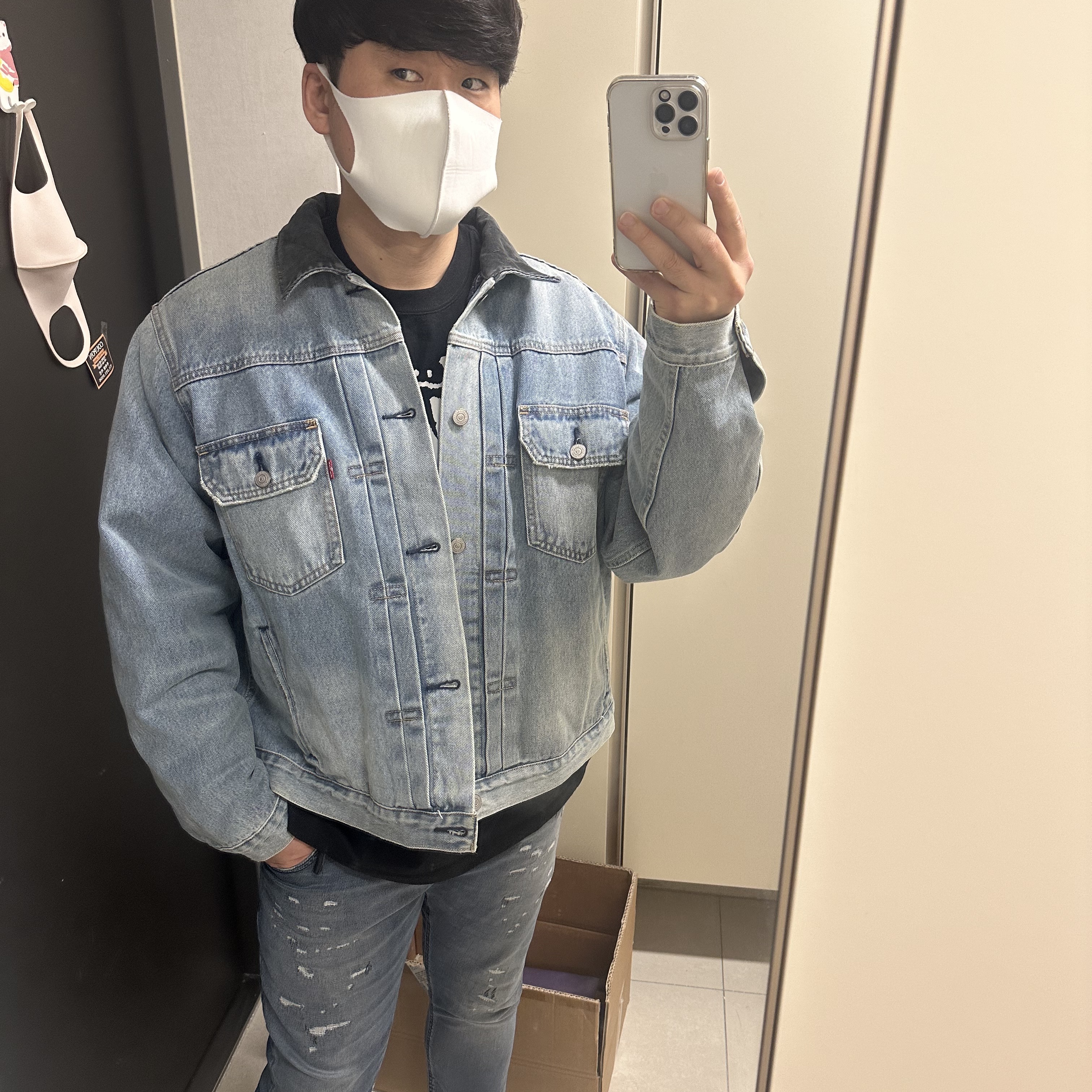 Stussy x Levi's Embossed Trucker Jacket Indigo 착용 스타일 - 1