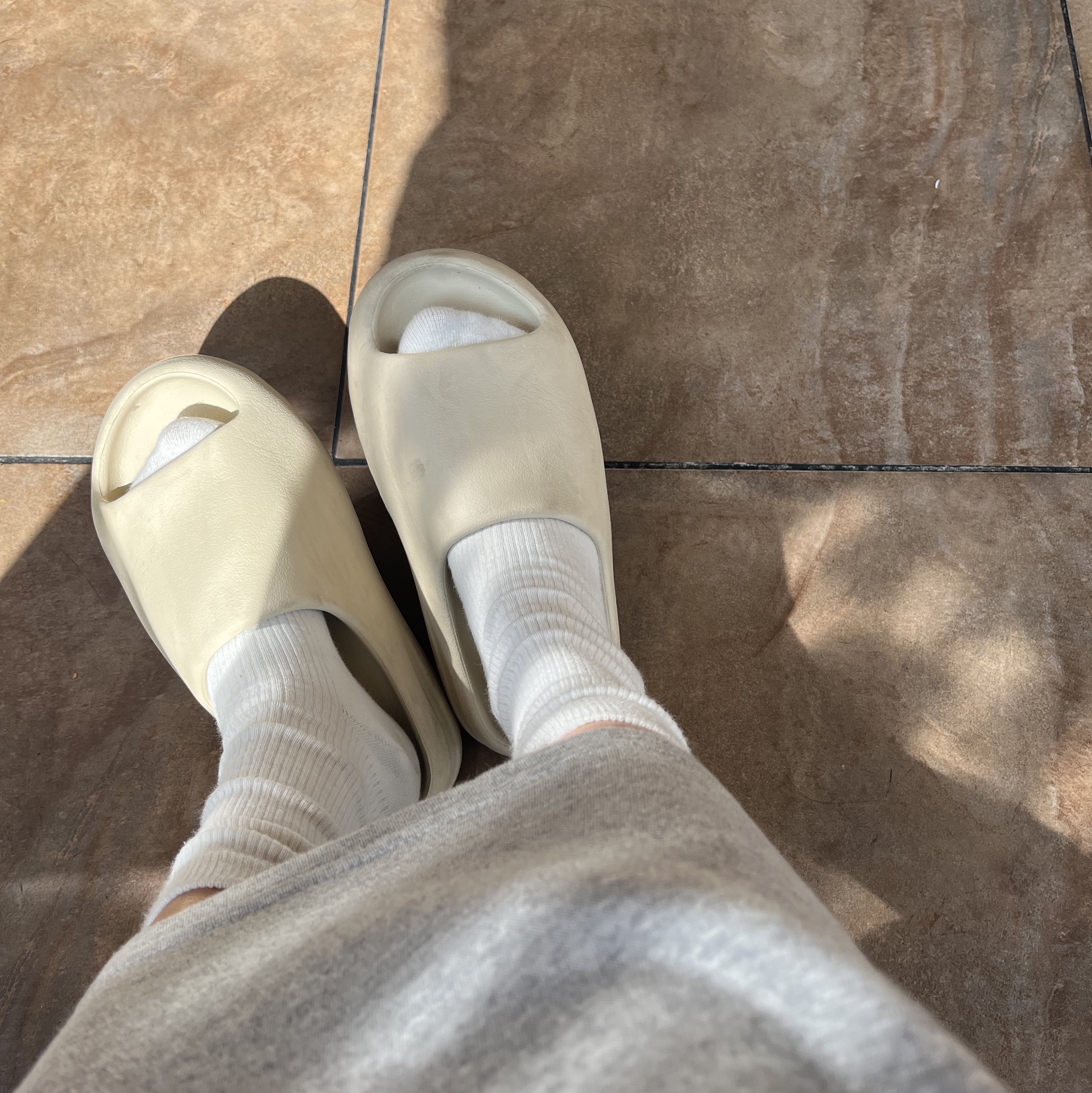 Adidas Yeezy Slide Bone 2022/2023 착용 스타일