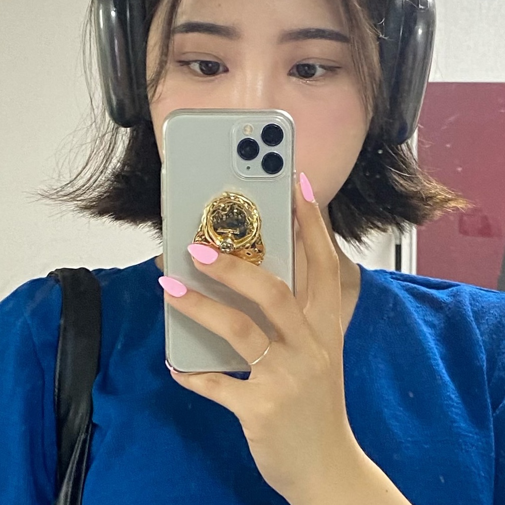 Aviemuah Ave Phone Knob Gold 착용 스타일