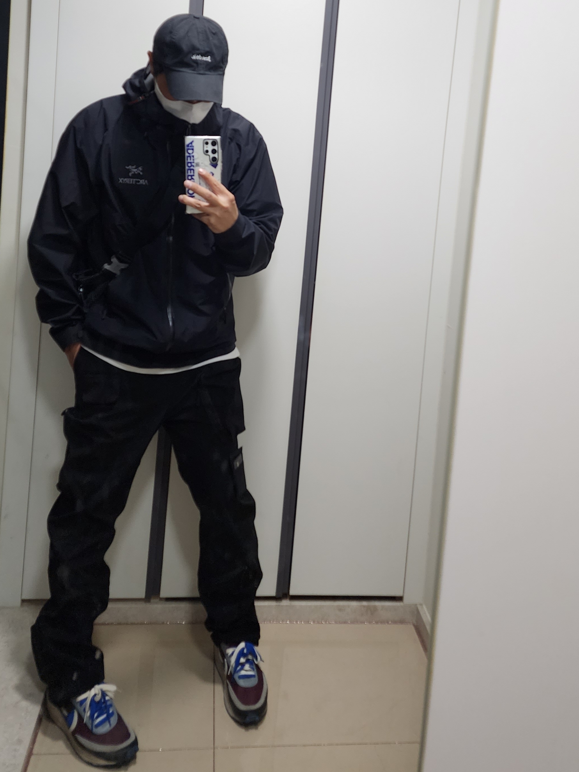 Arc'teryx Beta LT Jacket Black, Nike x Sacai x Undercover LDWaffle Night Maroon Team Royal 착용 스타일 - 1