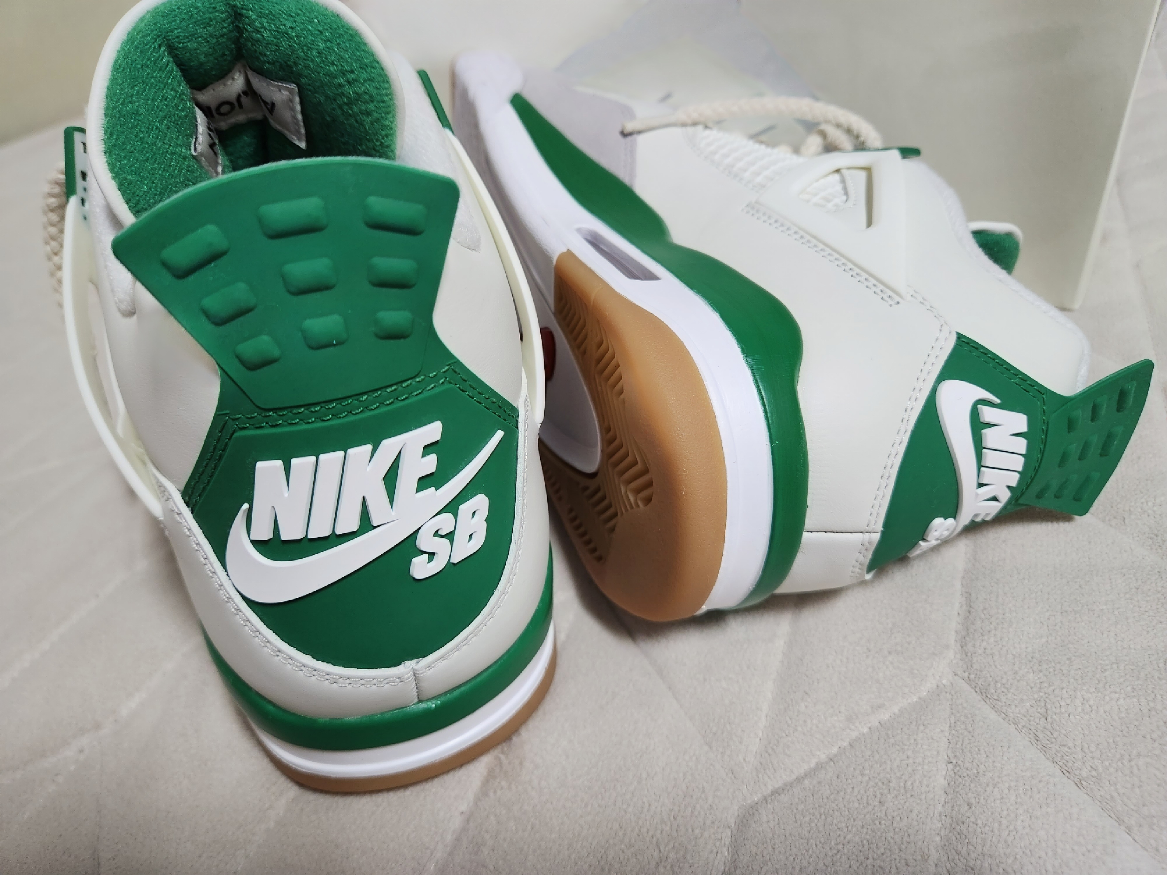 Jordan 4 x Nike SB Retro SP Pine Green, Jordan 4 Retro OG Fire Red 2020 착용 스타일 - 4