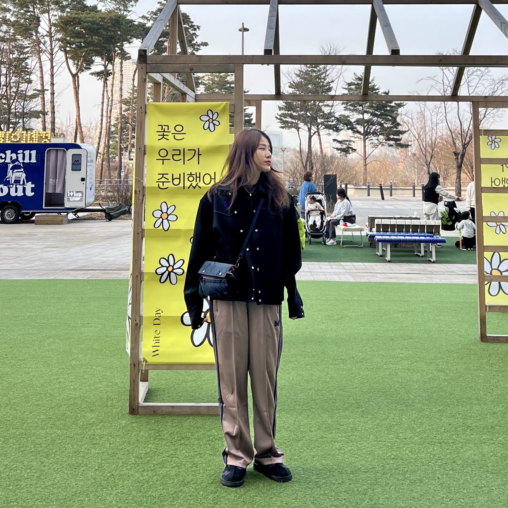 Needles Straight Track Pants Poly Smooth Taupe, Reebok x Needles Beatnik Moc Core Black Extreme Purple 착용 스타일 - 1