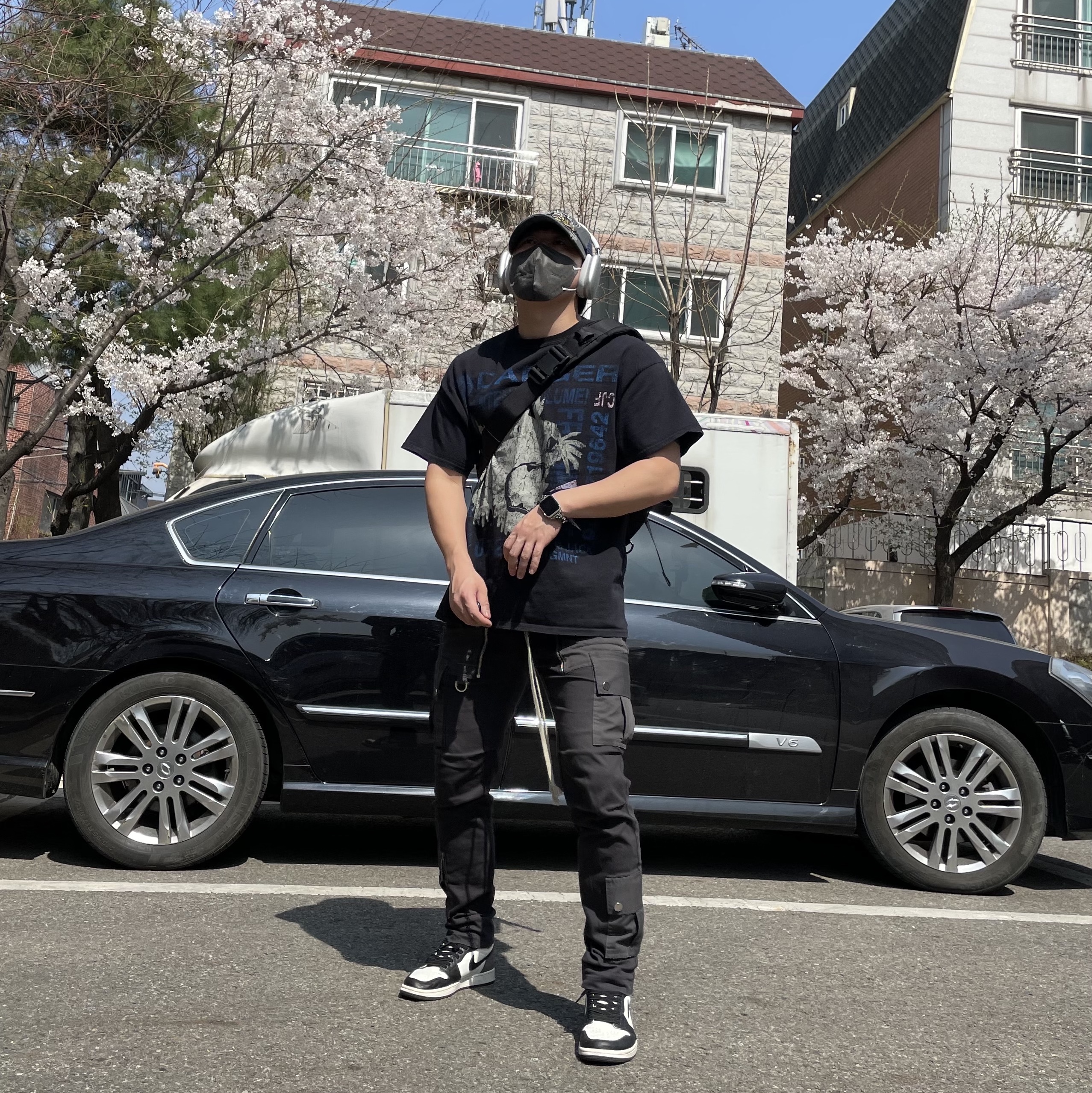 Apple AirPods Max Lightning Silver (Korean Ver.), Jordan 1 Retro High OG Black Mocha 착용 스타일 - 2