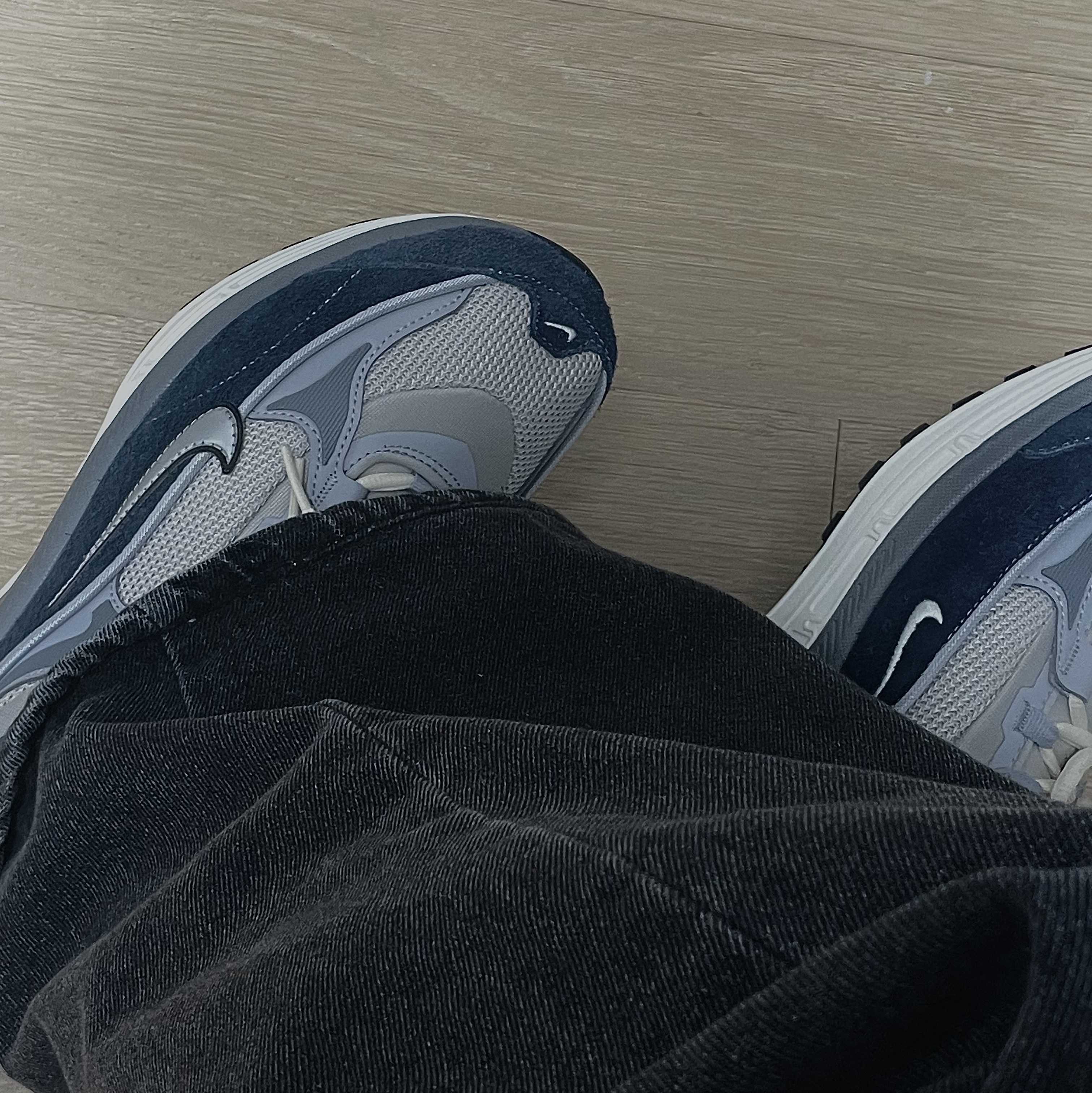 (W) Nike Air Max Bliss Light Iron Ore Armory Navy 착용 스타일