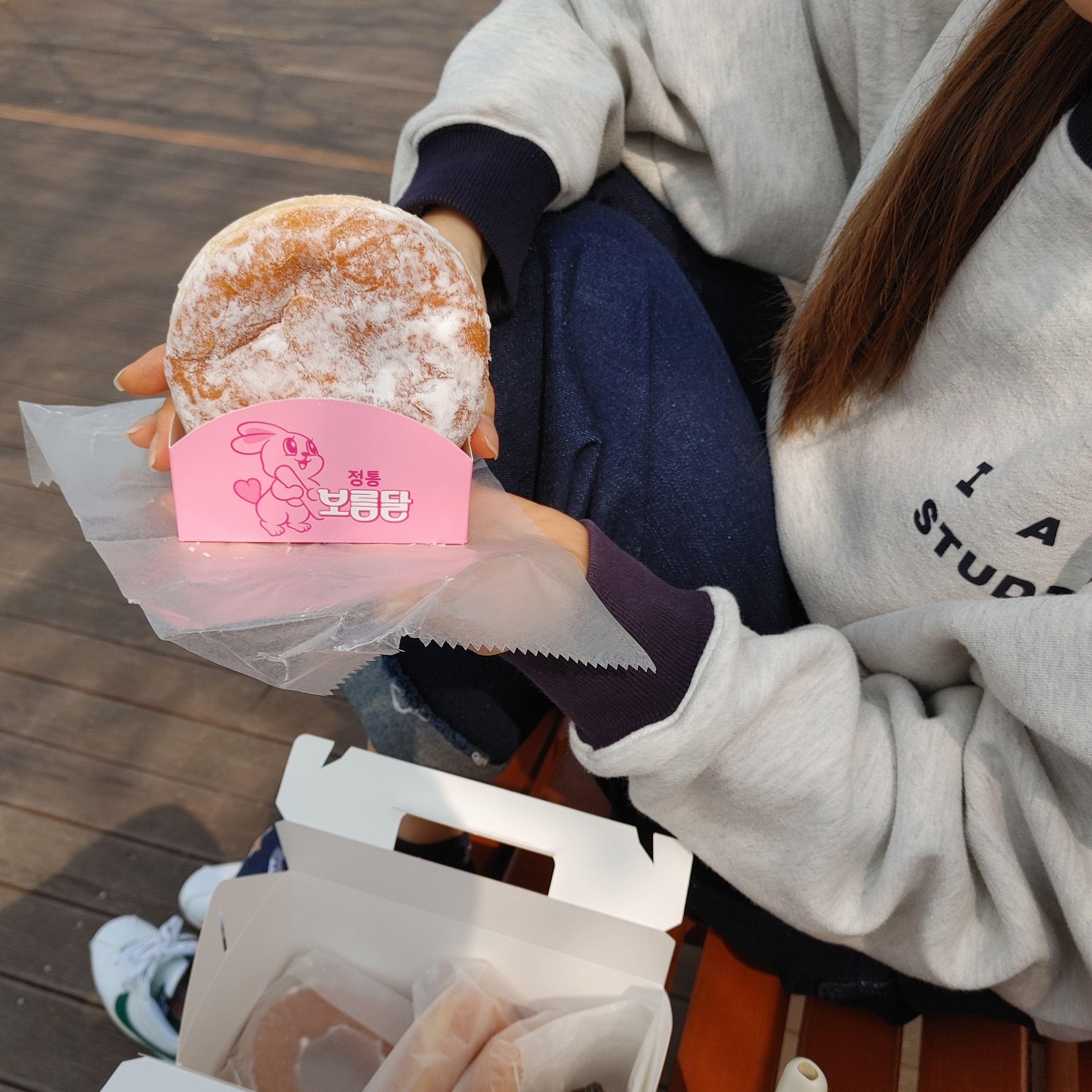 IAB Studio Sweatshirt Oatmeal Navy 착용 스타일