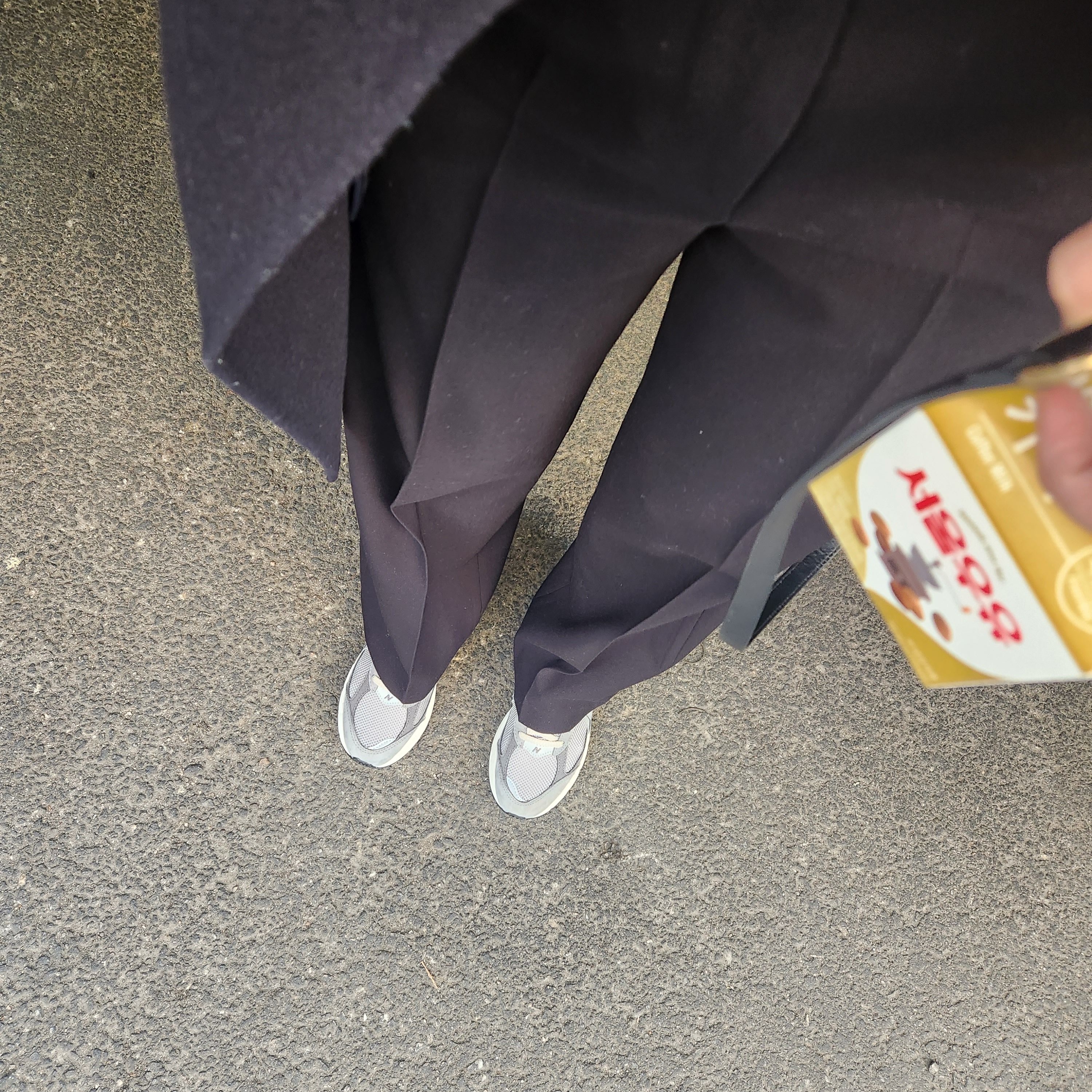 New Balance 2002R Grey 착용 스타일