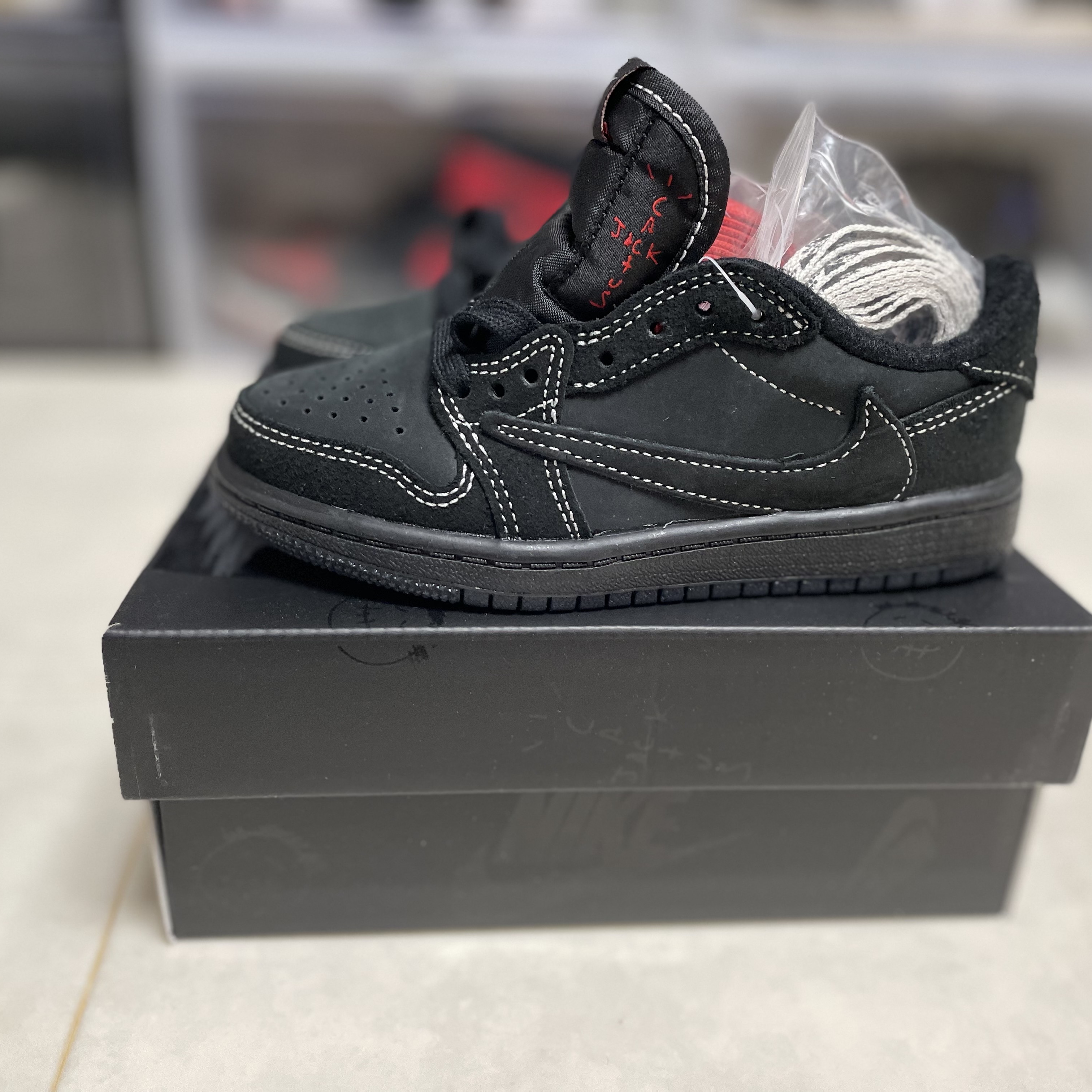 (PS) Jordan 1 x Travis Scott Retro Low OG SP Black Phantom 착용 스타일 - 1