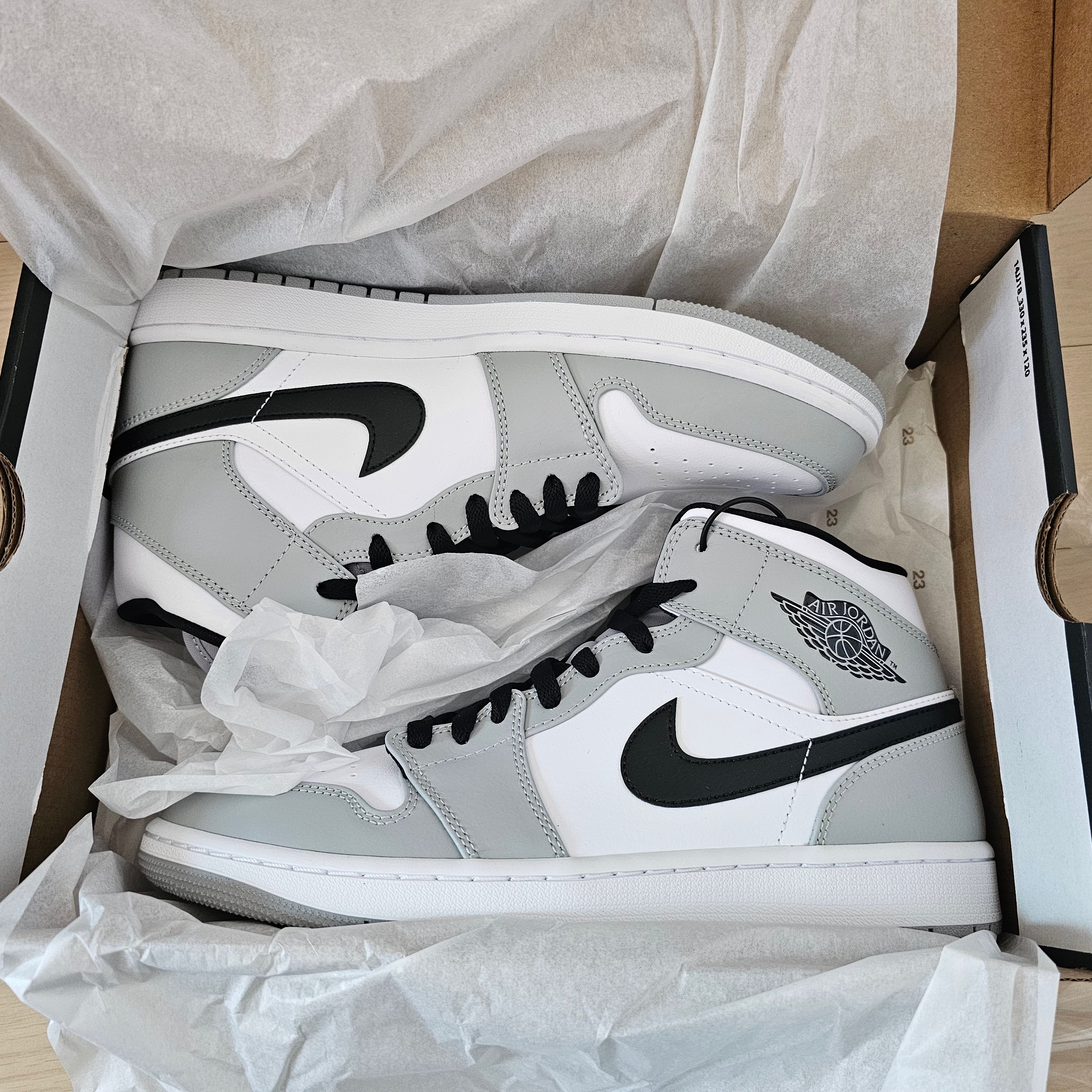 Jordan 1 Mid Light Smoke Grey 착용 스타일