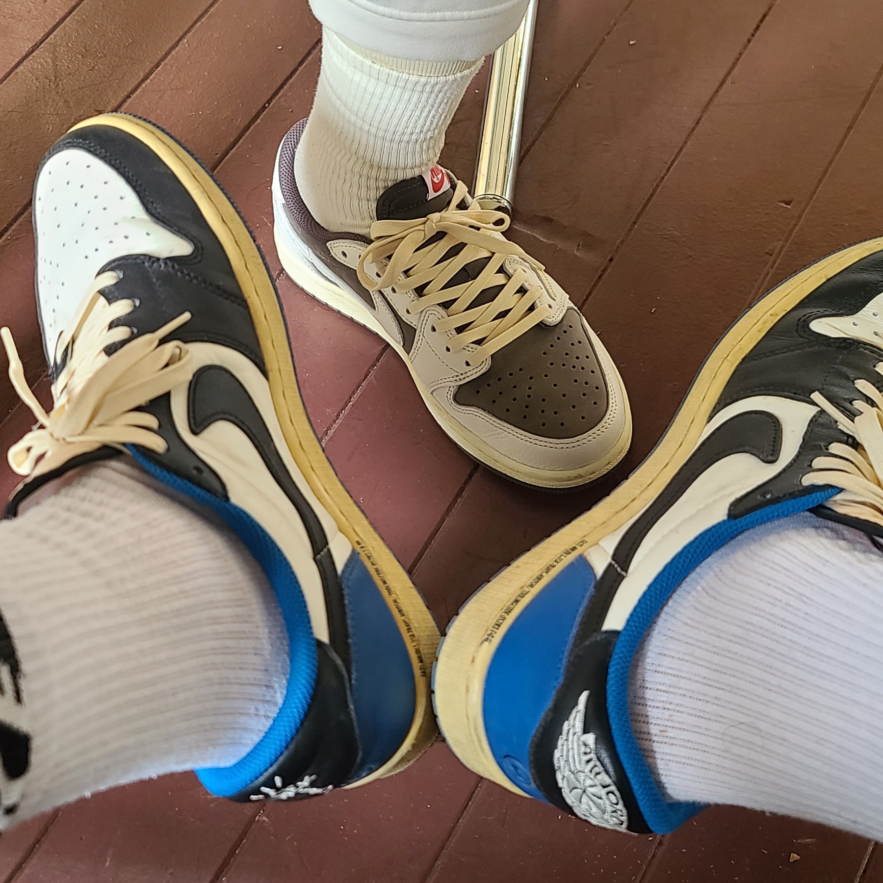 Jordan 1 x Travis Scott Retro Low OG SP Sail and Ridgerock 착용 스타일