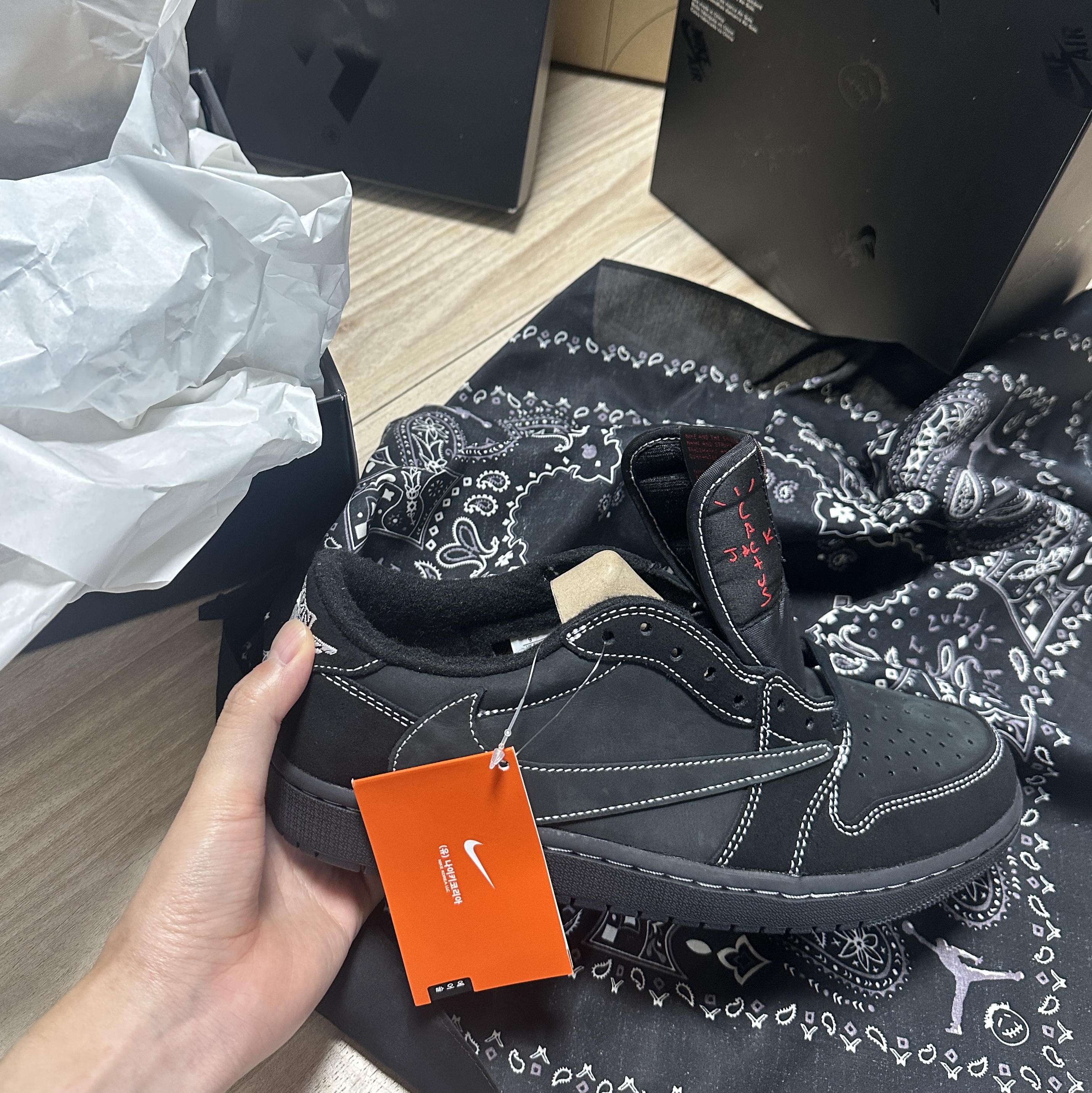 Jordan 1 x Travis Scott Retro Low OG SP Black Phantom 착용 스타일 - 1