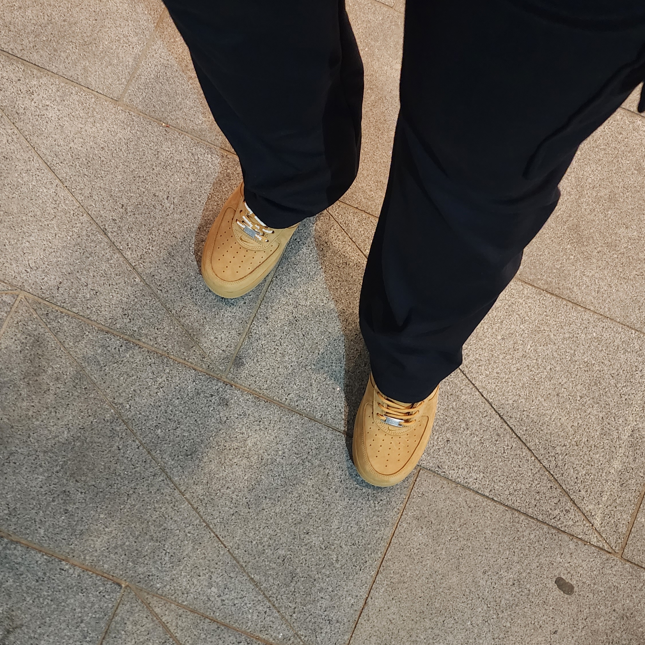Nike x Supreme Air Force 1 Low Flax 착용 스타일