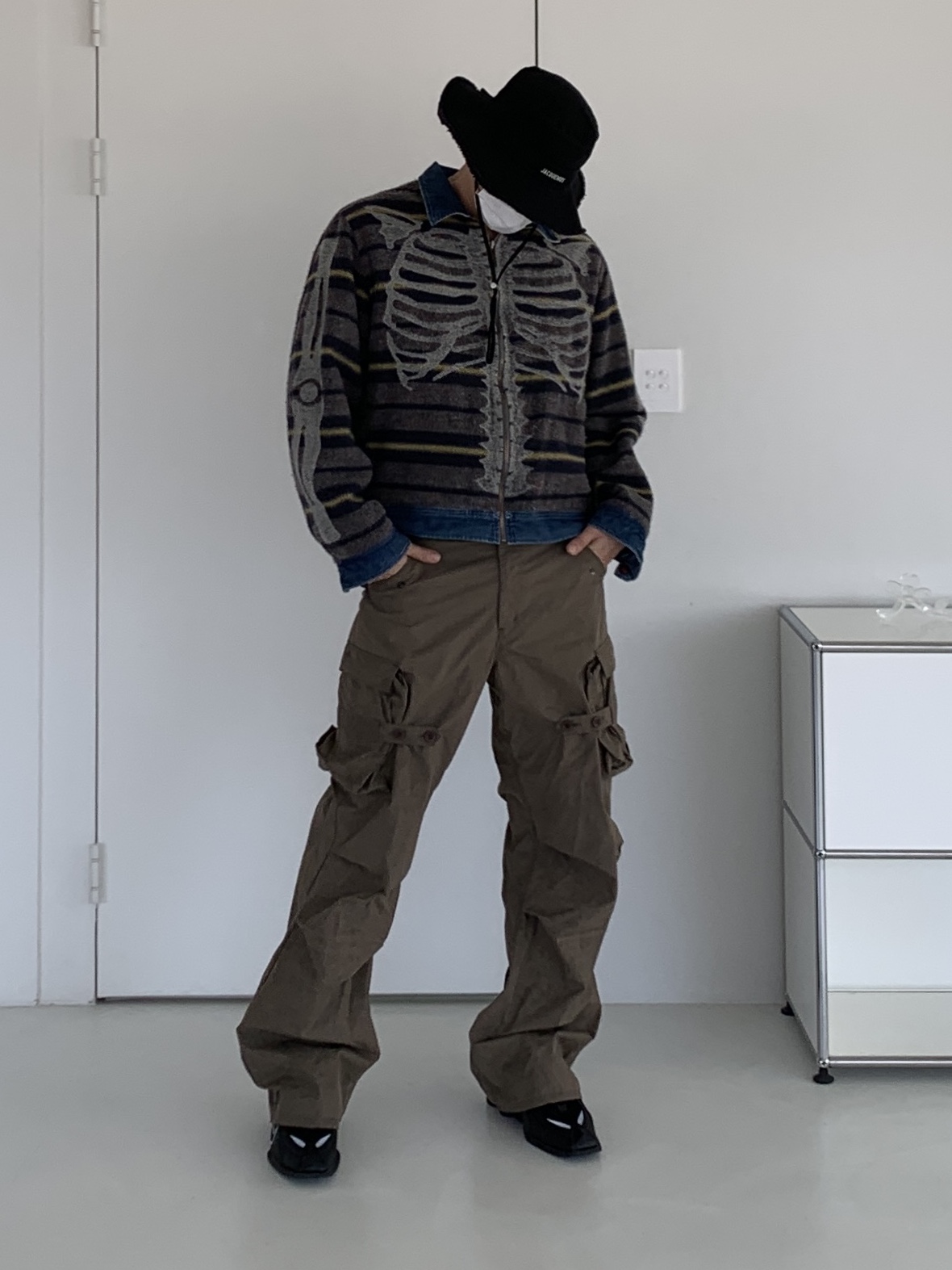 Jacquemus Le Bob Artichaut Bucket Hat Black, Nike x Martine Rose Shox MR4 Black 착용 스타일 - 1