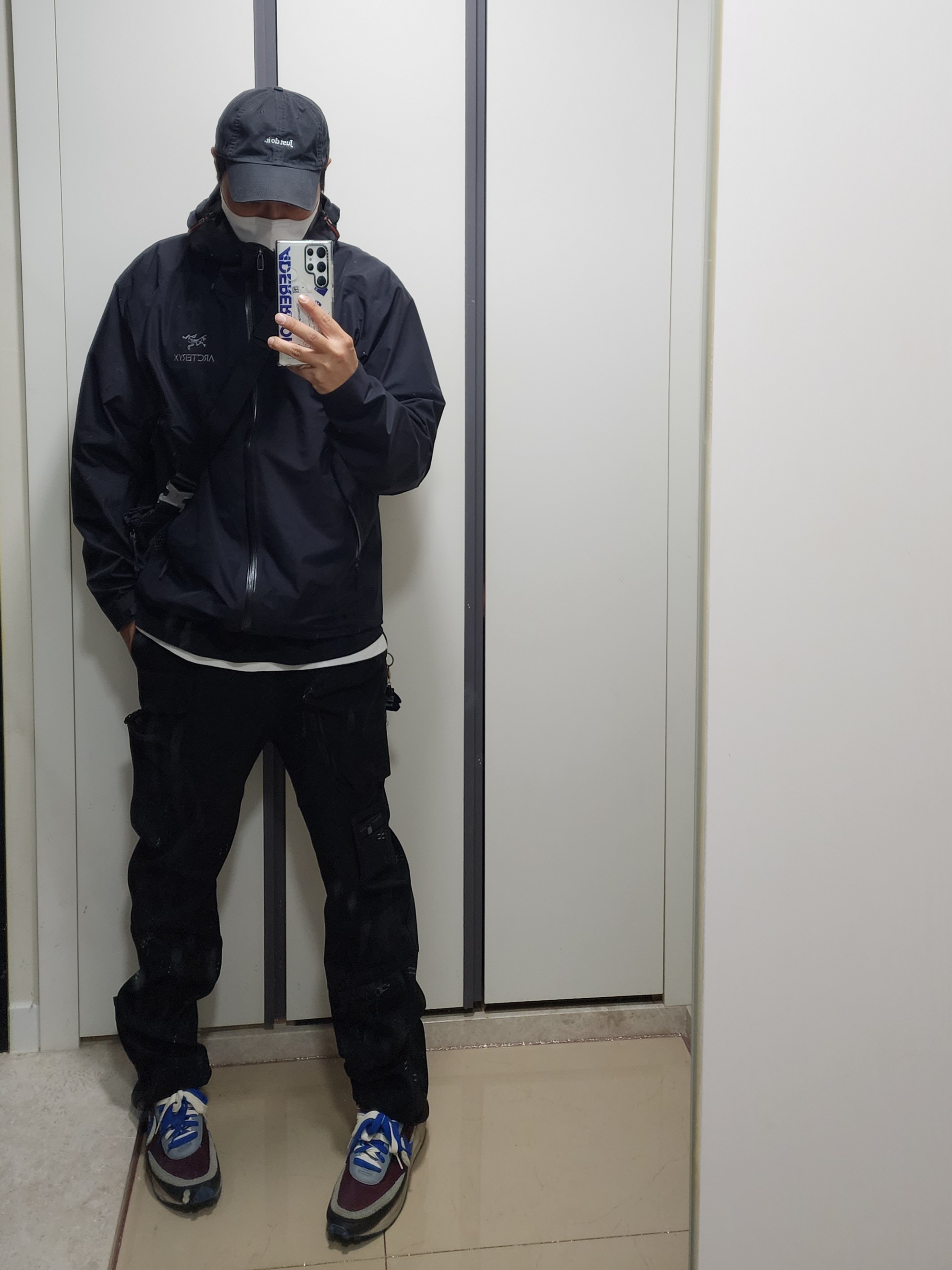 Arc'teryx Beta LT Jacket Black, Nike x Sacai x Undercover LDWaffle Night Maroon Team Royal 착용 스타일 - 2