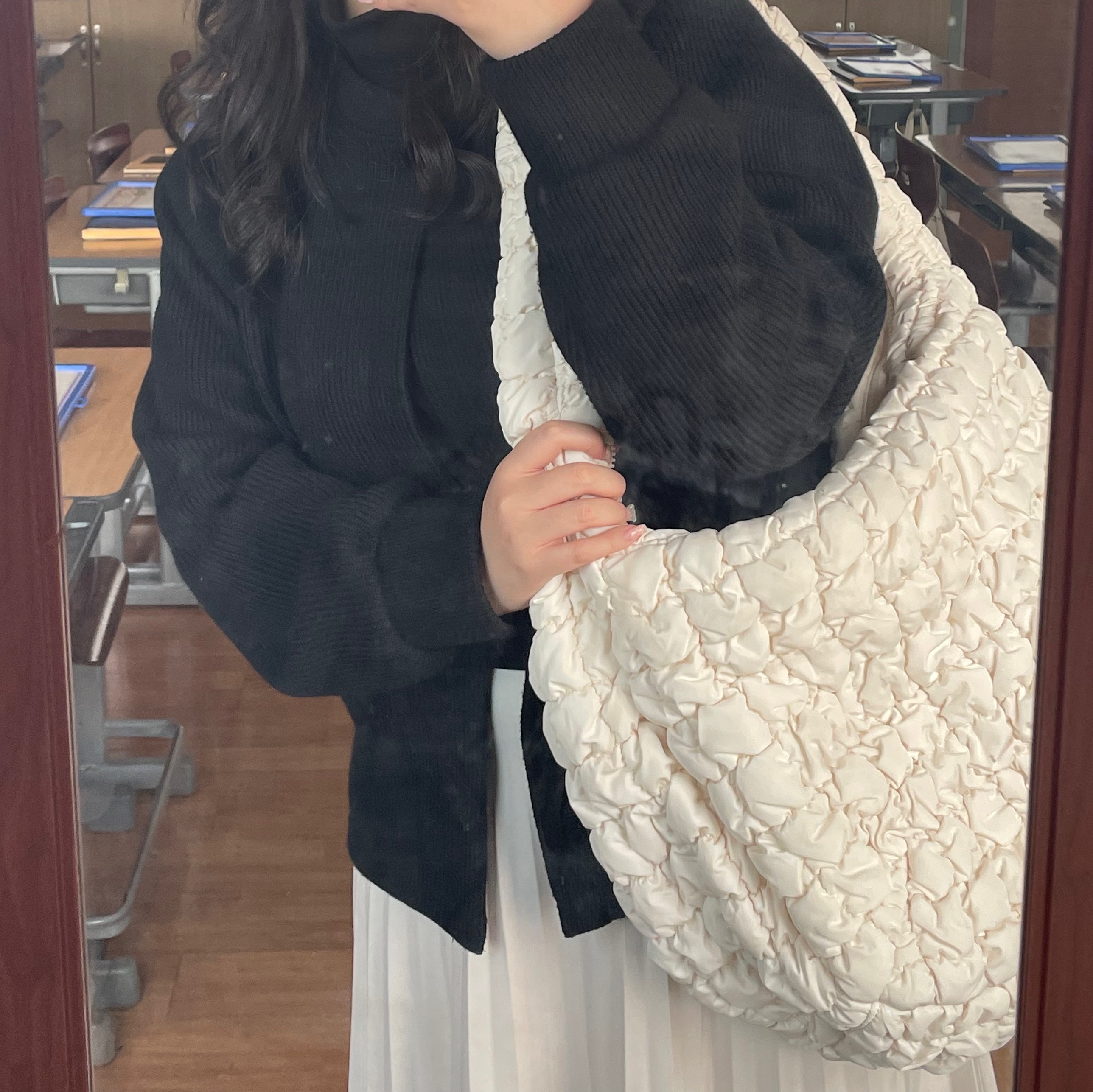 COS Quilted Oversized Shoulder Bag Off White Light Beige 착용 스타일