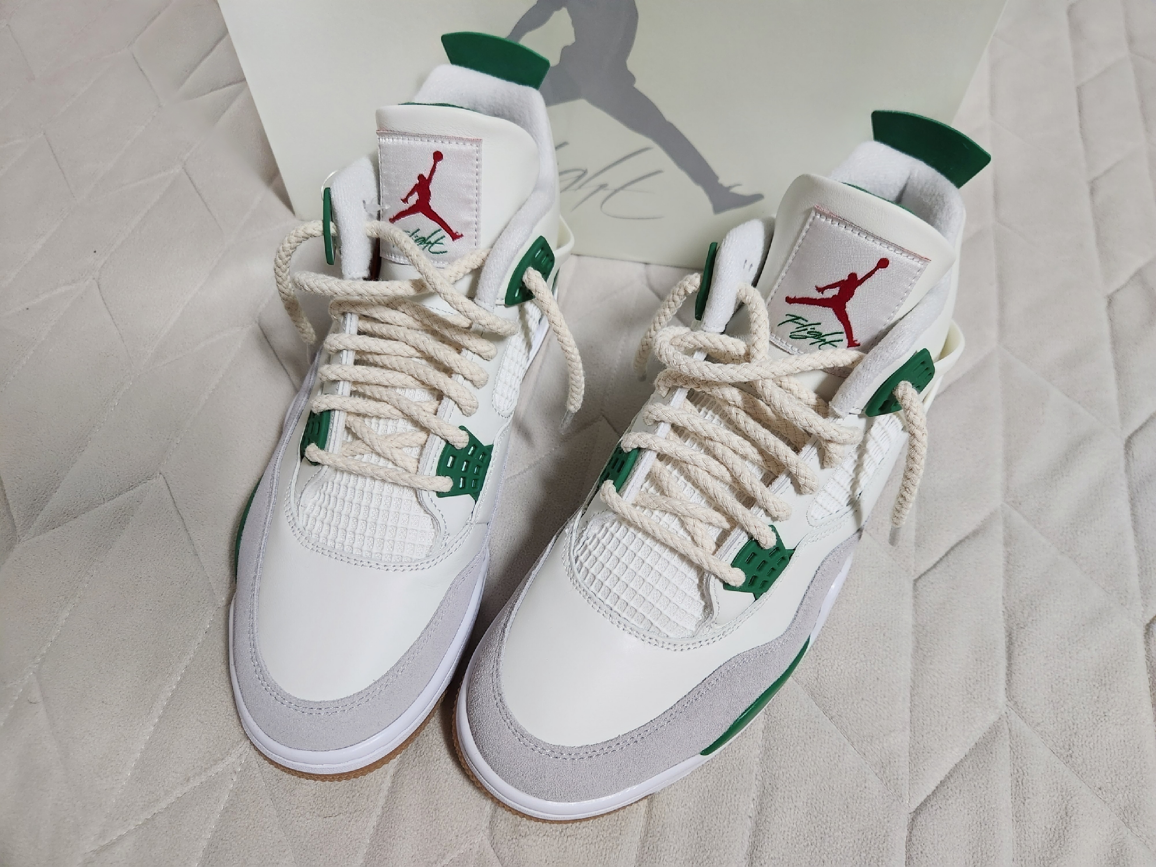 Jordan 4 x Nike SB Retro SP Pine Green, Jordan 4 Retro OG Fire Red 2020 착용 스타일 - 1