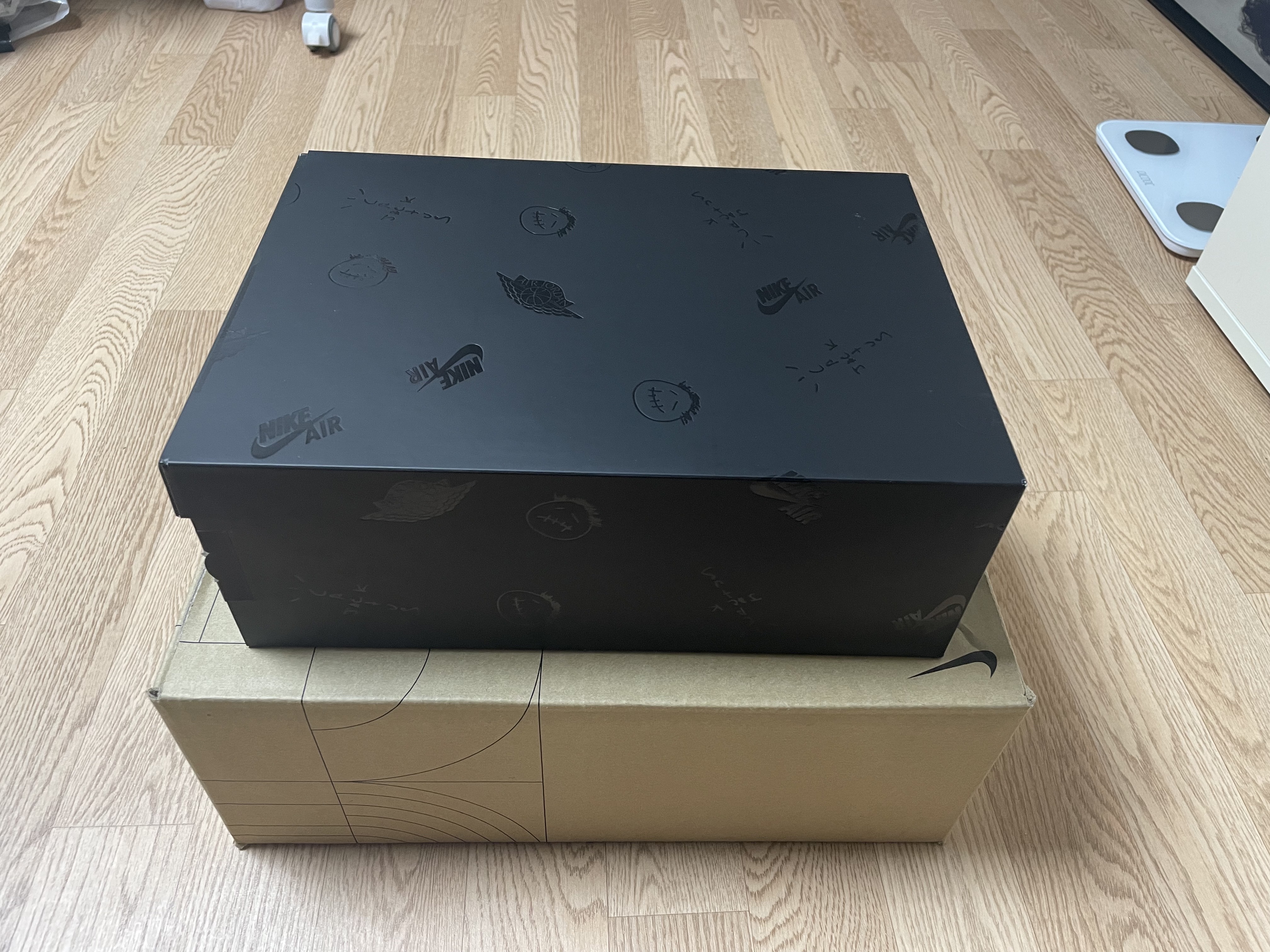 Jordan 1 x Travis Scott Retro Low OG SP Black Phantom 착용 스타일 - 2