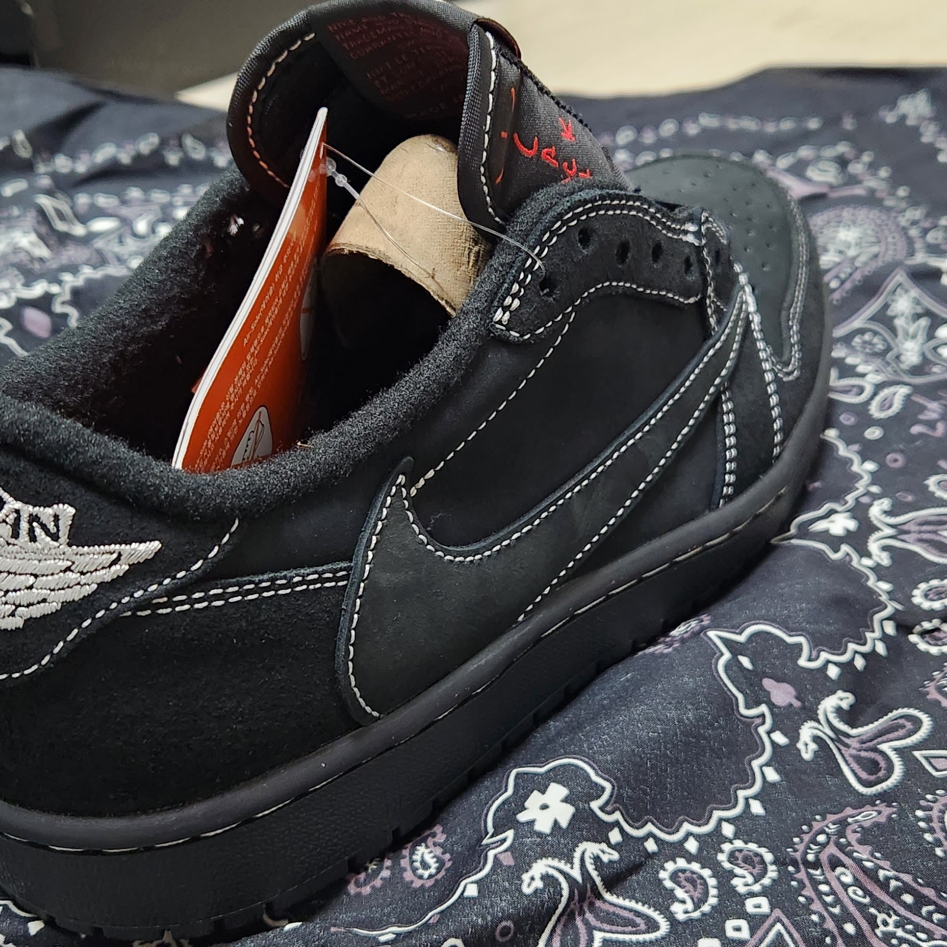Jordan 1 x Travis Scott Retro Low OG SP Black Phantom 착용 스타일 - 3