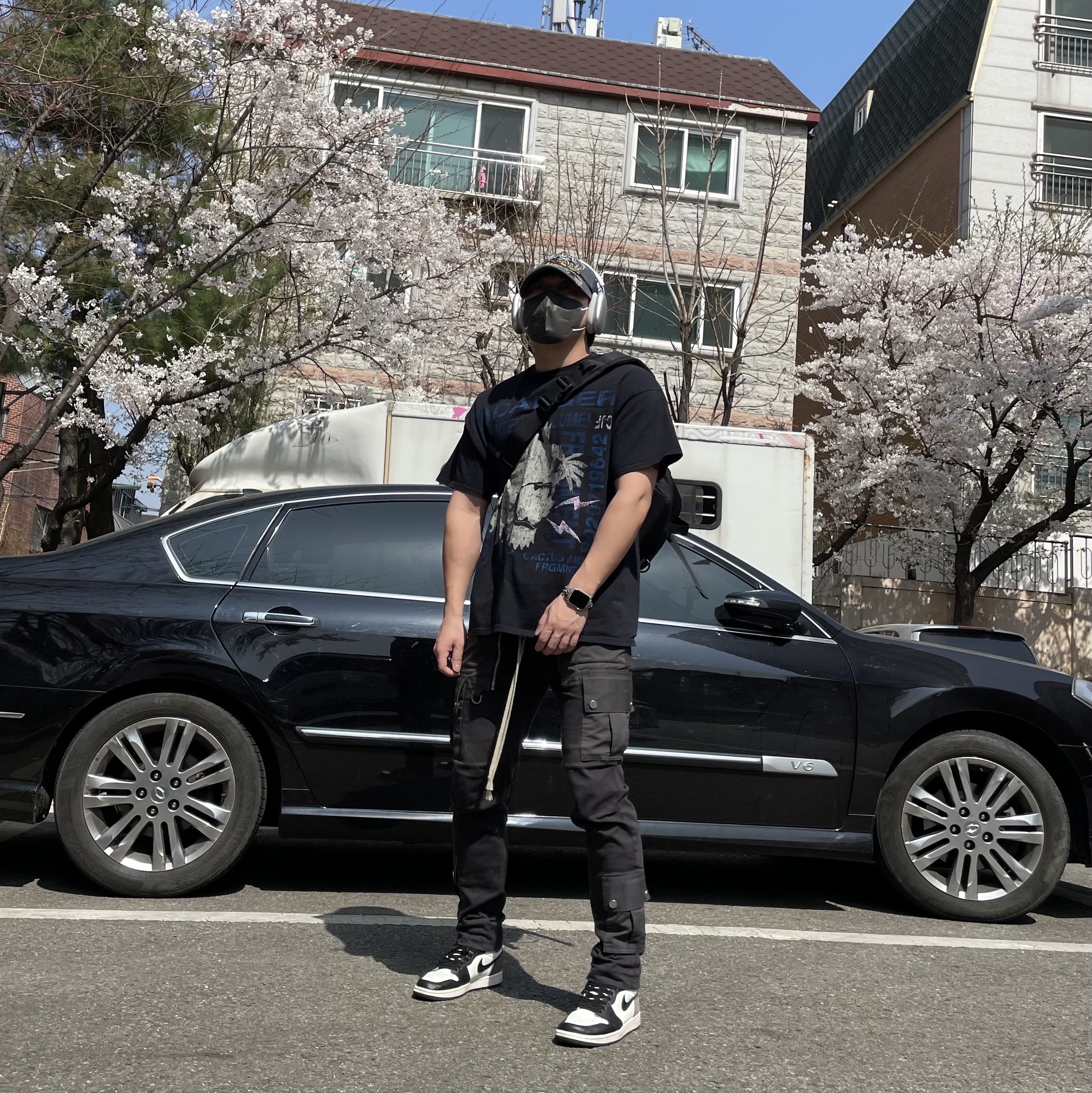 Apple AirPods Max Lightning Silver (Korean Ver.), Jordan 1 Retro High OG Black Mocha 착용 스타일 - 3