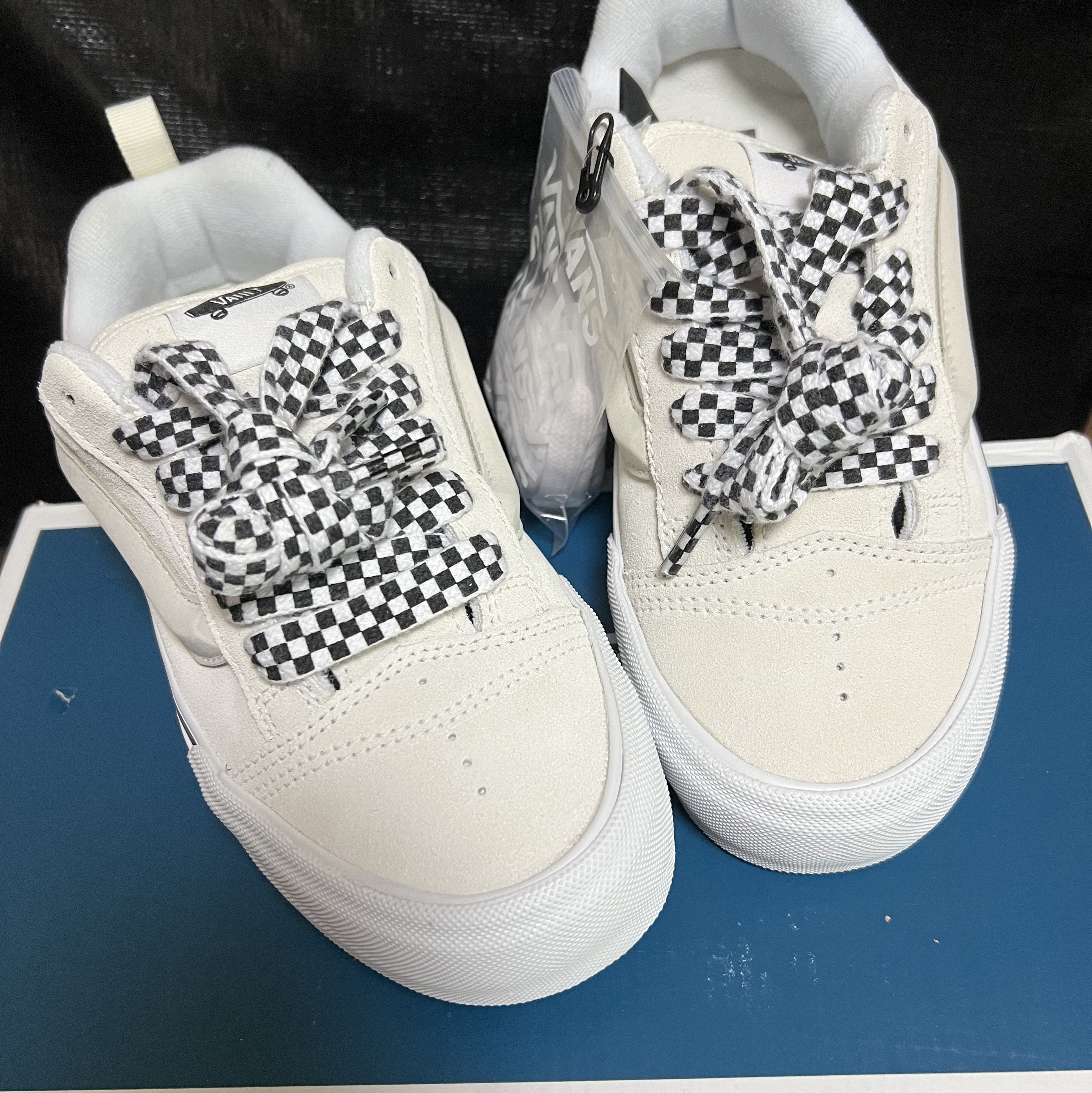 Vans Vault Knu-Skool VLT LX Suede Marshmallow 착용 스타일 - 2