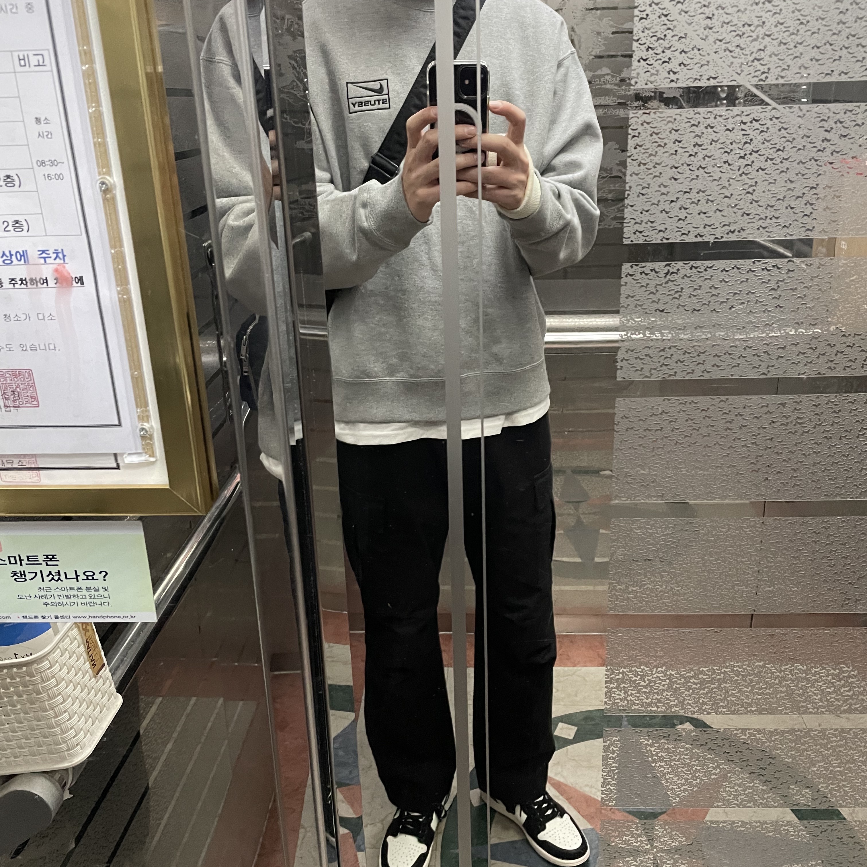Nike x Stussy NRG Fleece Crewneck Dark Grey Heather (DO9337-063), Jordan 1 Retro High OG Black Mocha 착용 스타일