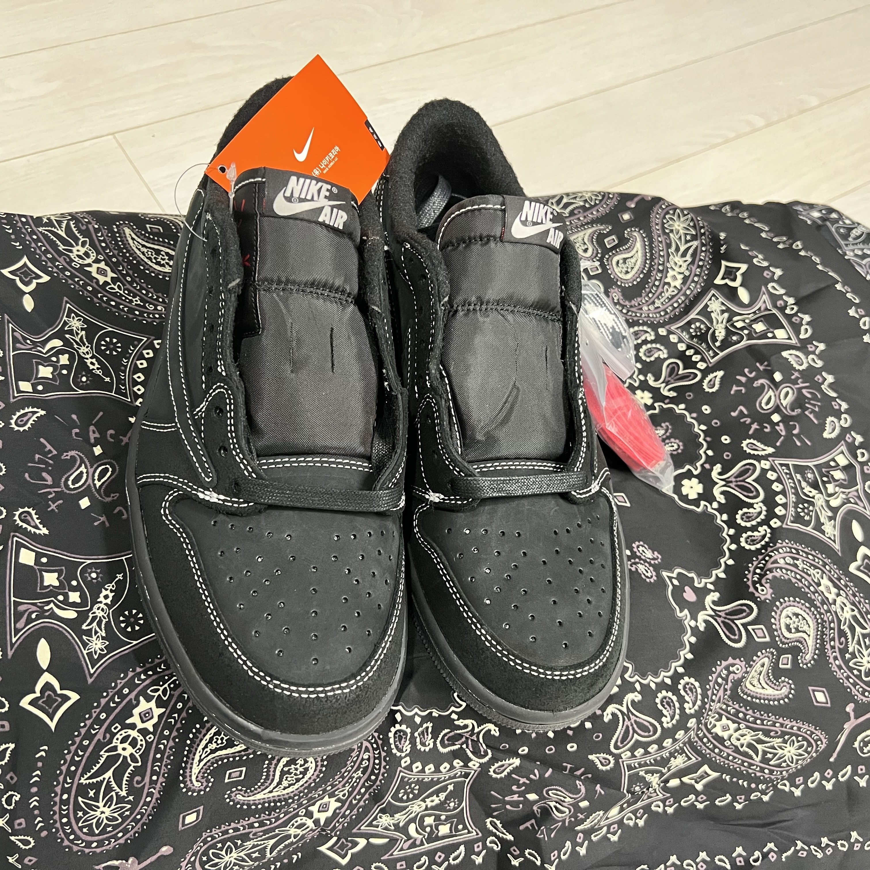 Jordan 1 x Travis Scott Retro Low OG SP Black Phantom 착용 스타일 - 2