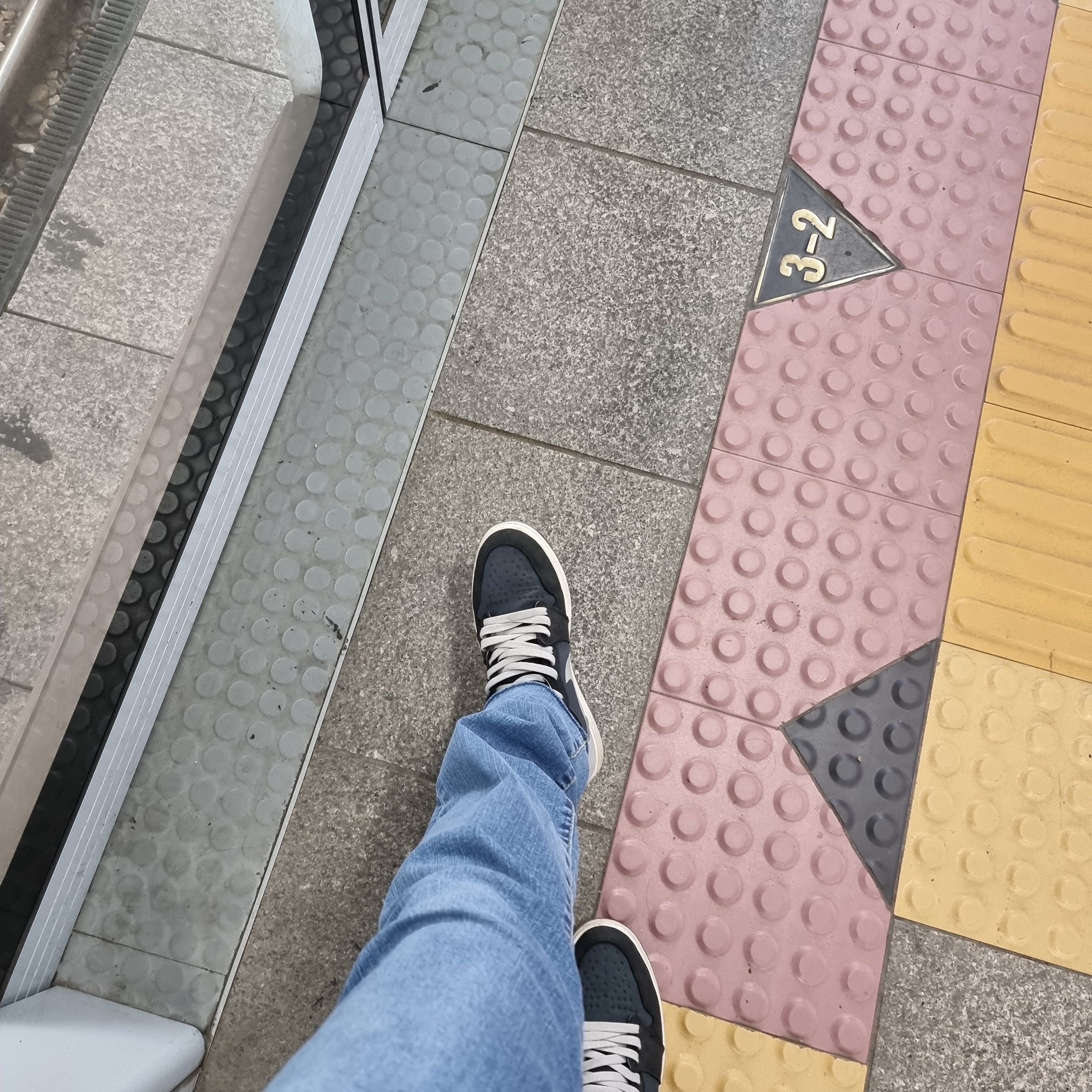 Jordan 1 Element Gore-Tex Particle Grey 착용 스타일