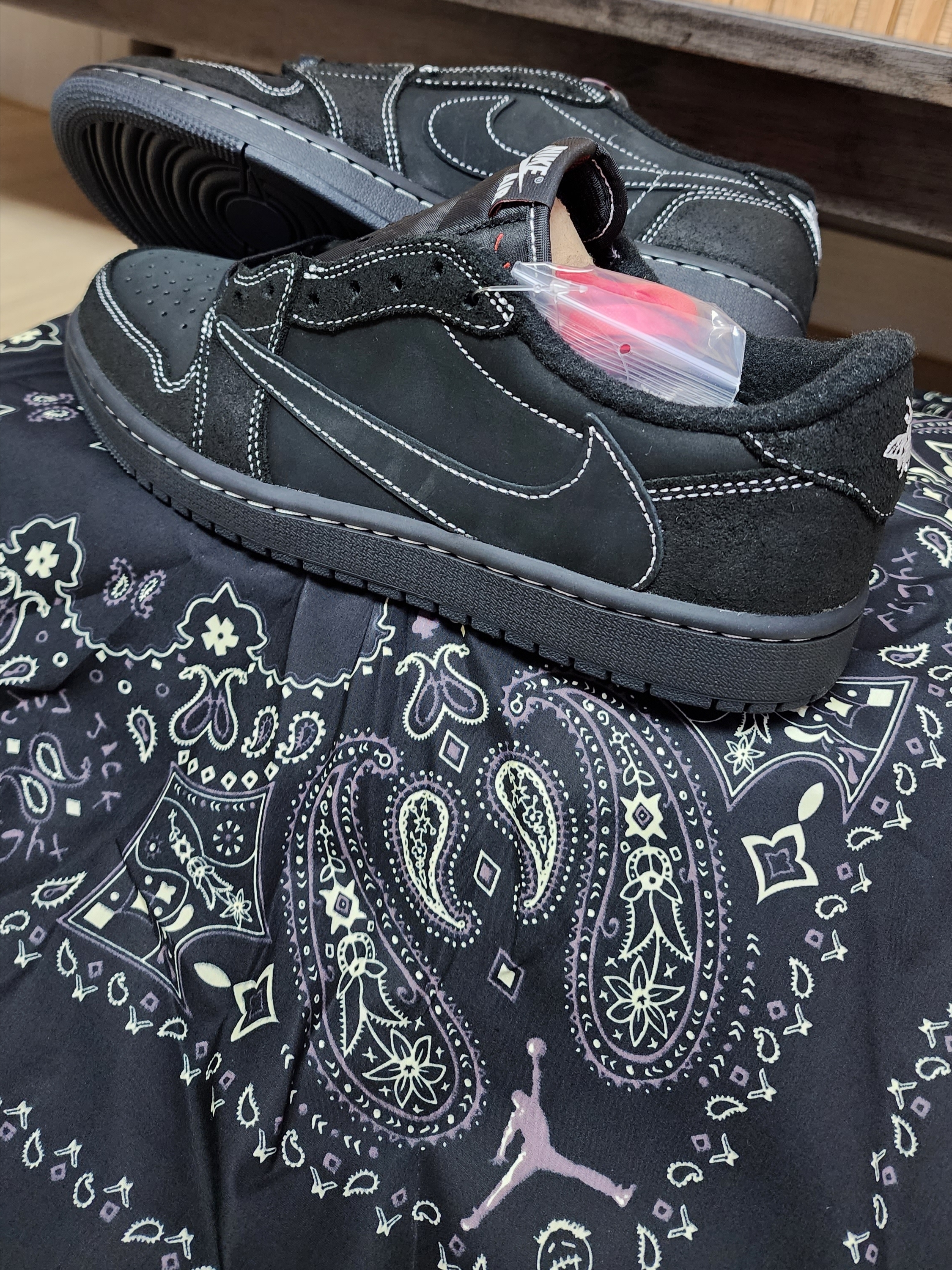Jordan 1 x Travis Scott Retro Low OG SP Black Phantom 착용 스타일