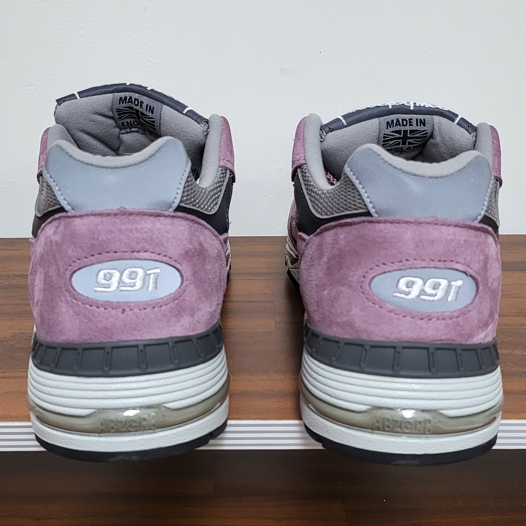 New Balance 991 Made in UK Pink Grey 착용 스타일 - 4