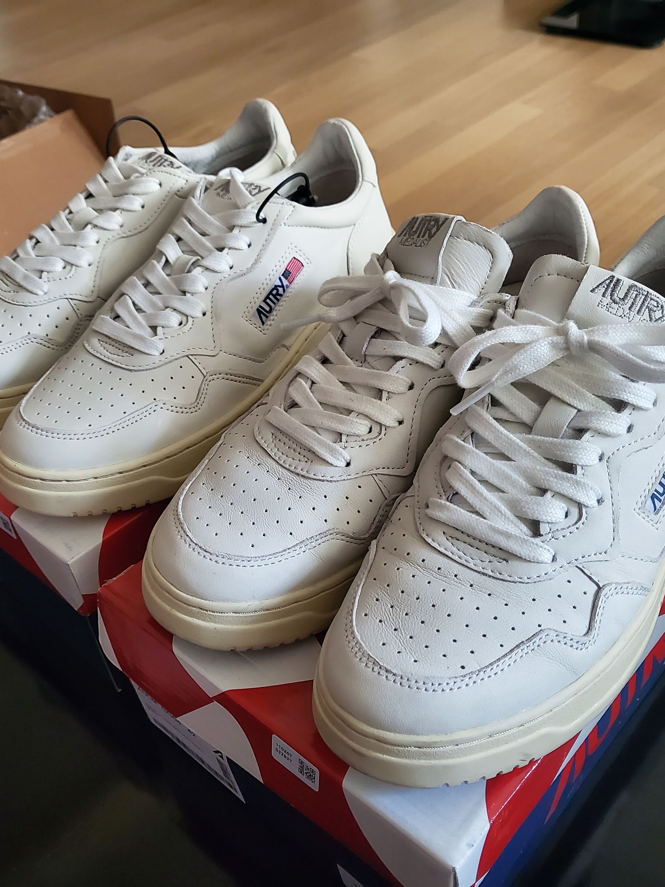 Autry Medalist Low Goatskin Sneakers White 착용 스타일 - 1