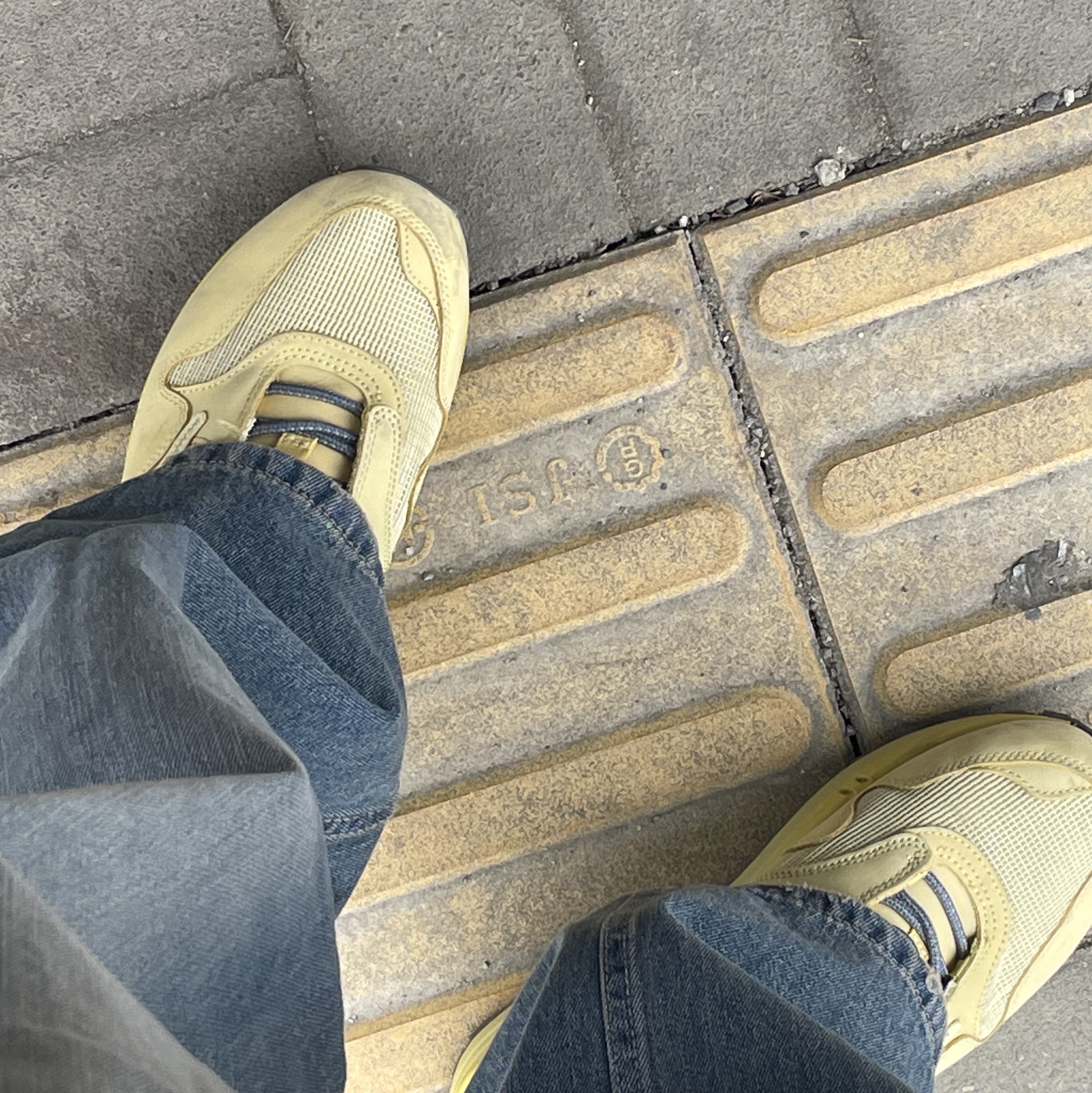 Nike x Travis Scott Air Max 1 Cact.us Gold 착용 스타일