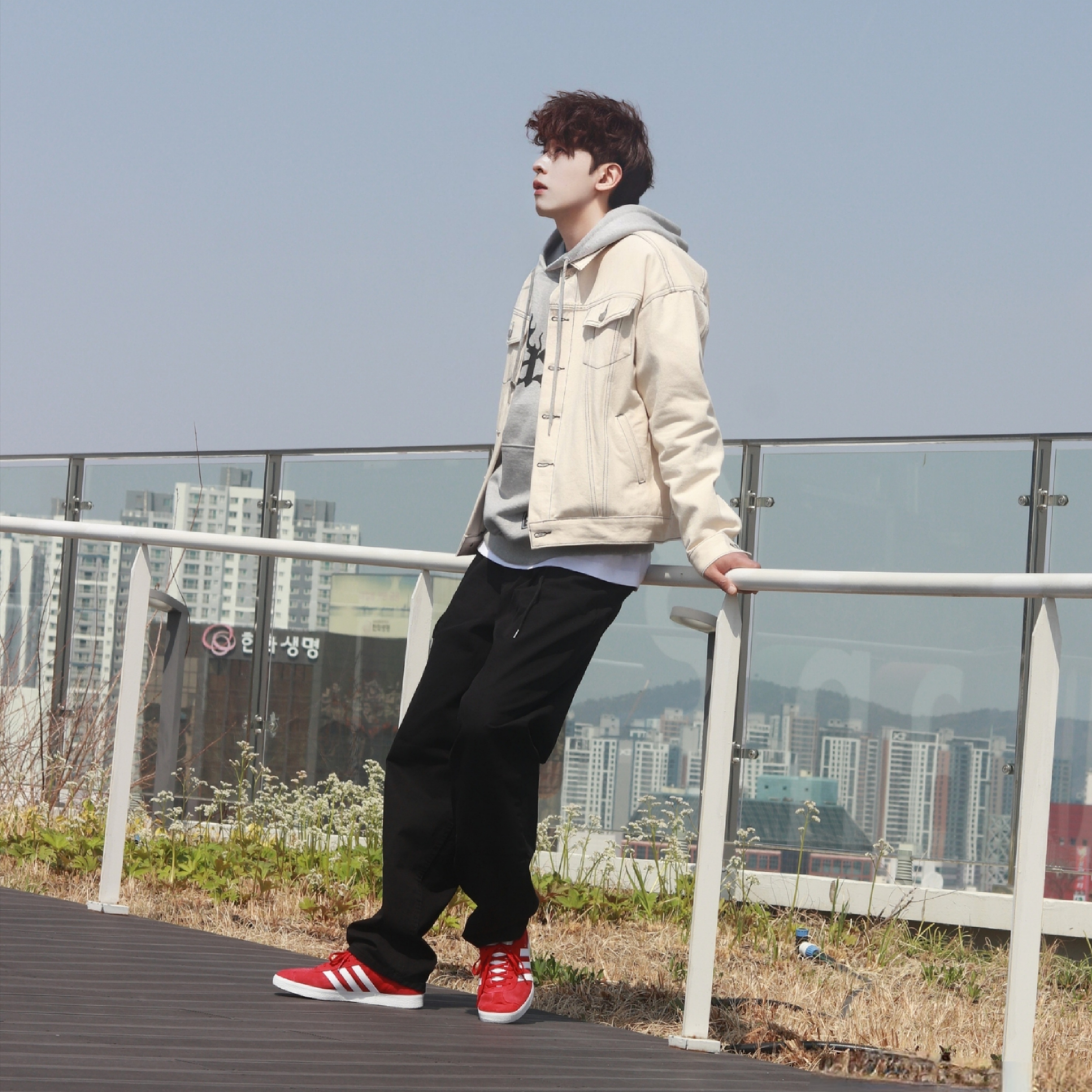Adidas Gazelle Power Red 착용 스타일 - 1