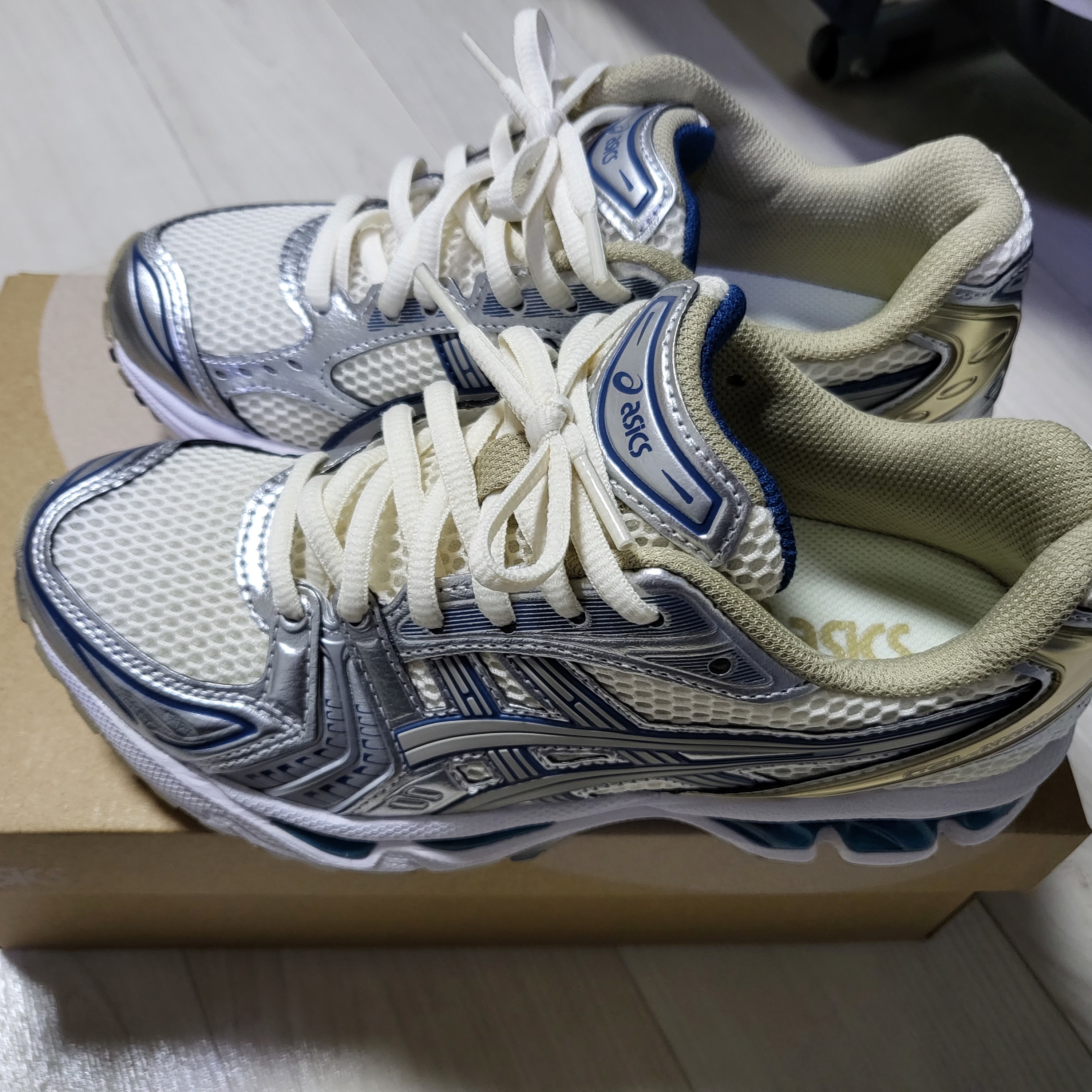 Asics Gel-Kayano 14 Cream Pure Silver 착용 스타일