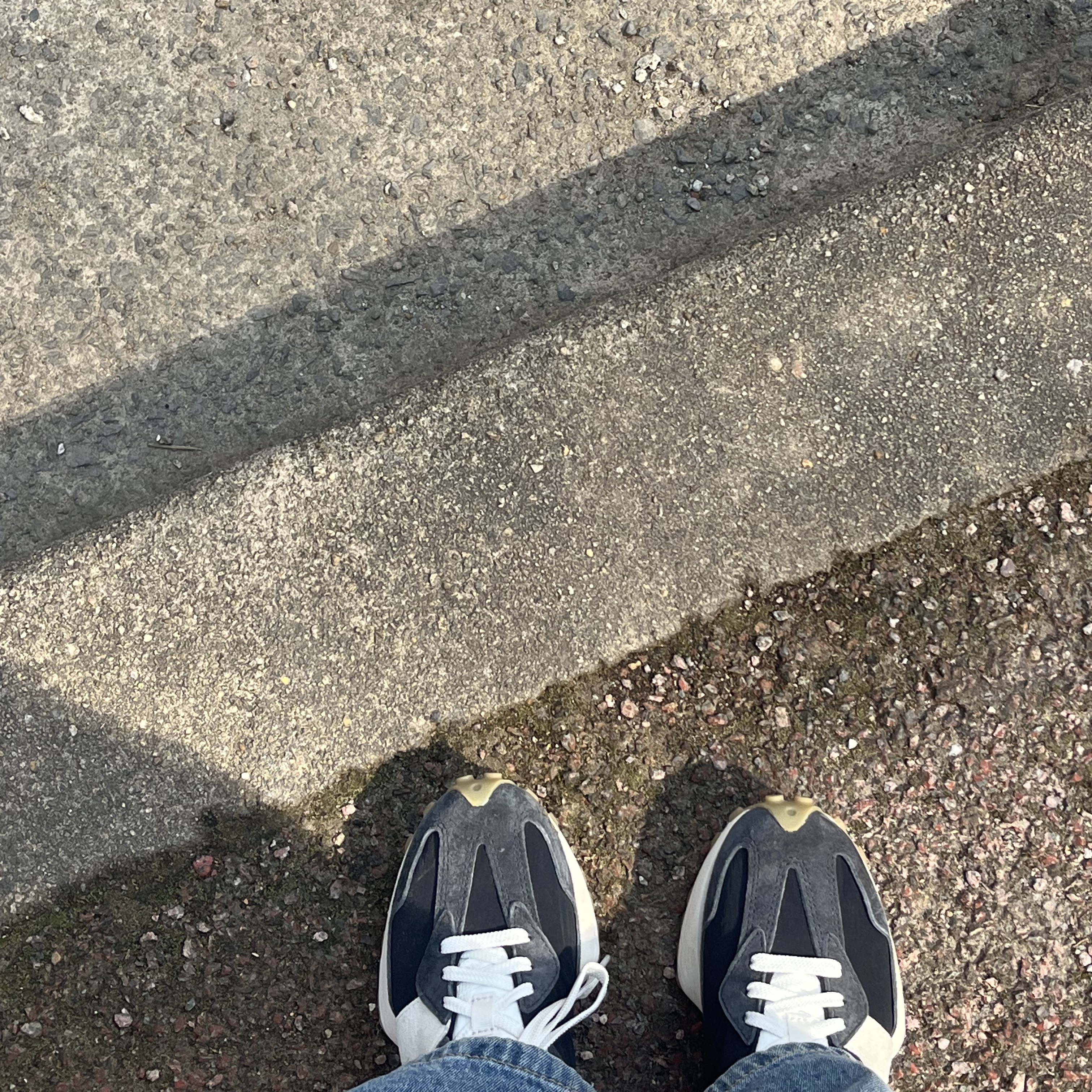 New Balance 327 Clean Vintage Black 착용 스타일