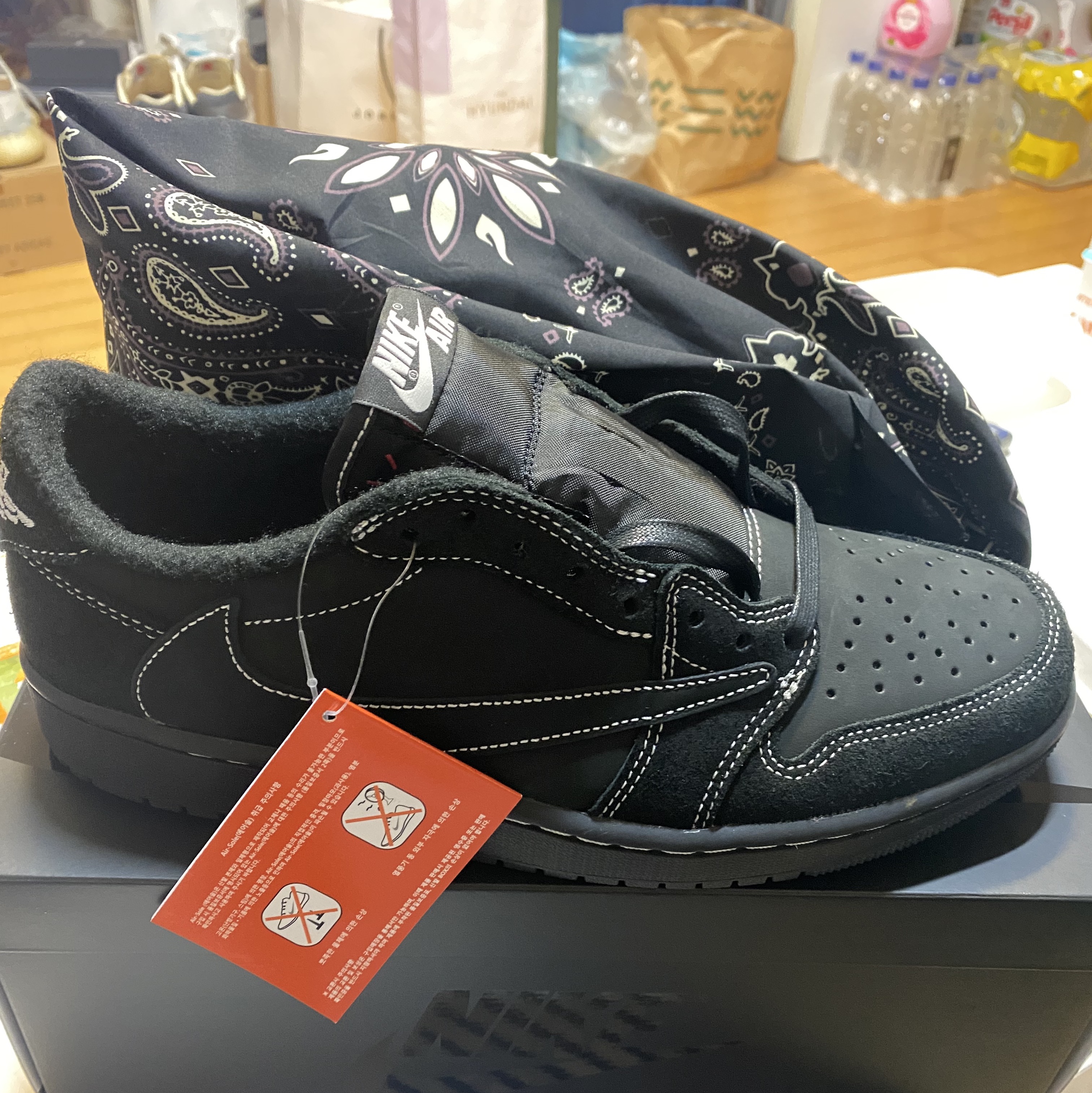Jordan 1 x Travis Scott Retro Low OG SP Black Phantom 착용 스타일 - 3