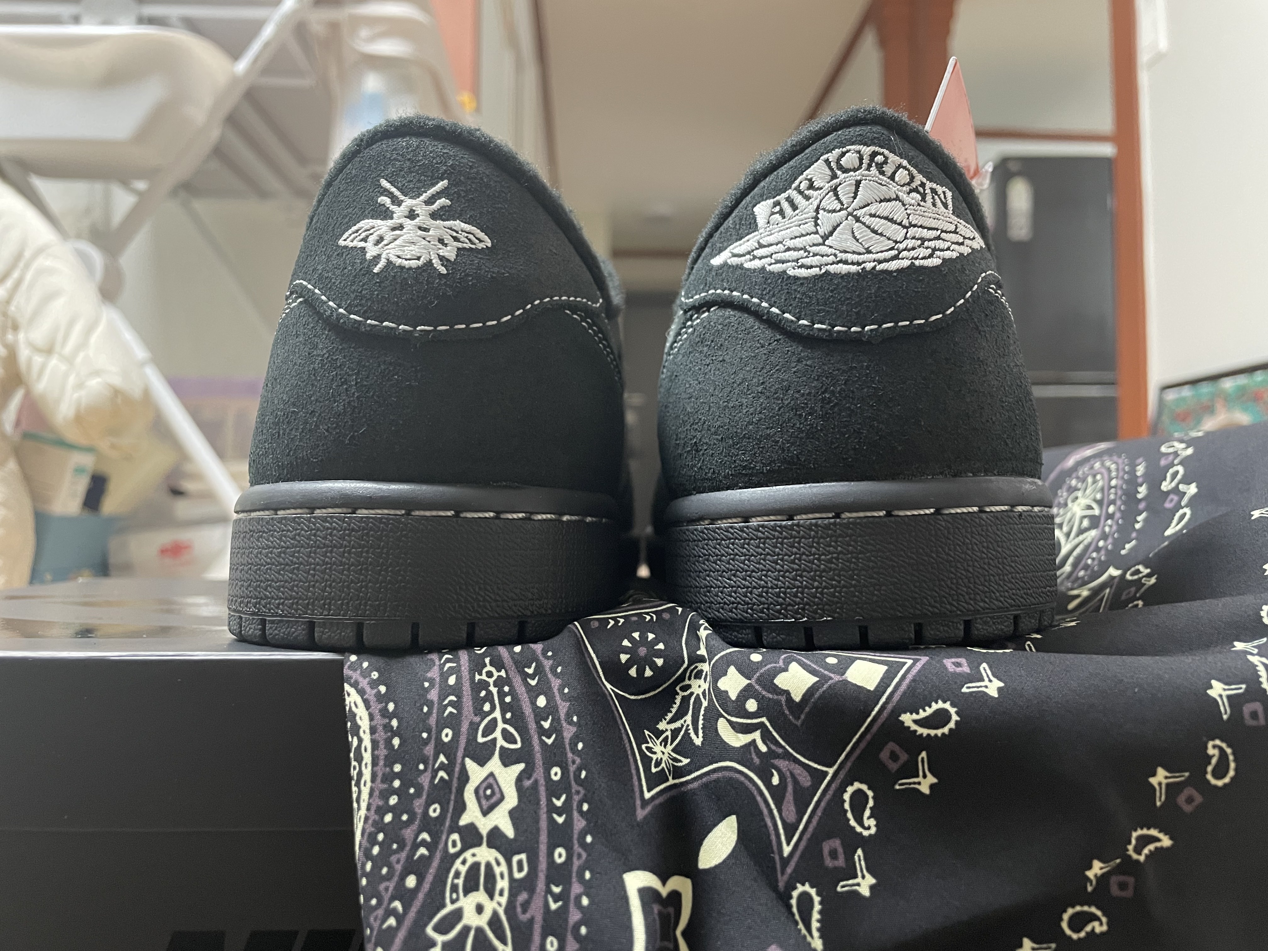 Jordan 1 x Travis Scott Retro Low OG SP Black Phantom 착용 스타일 - 4