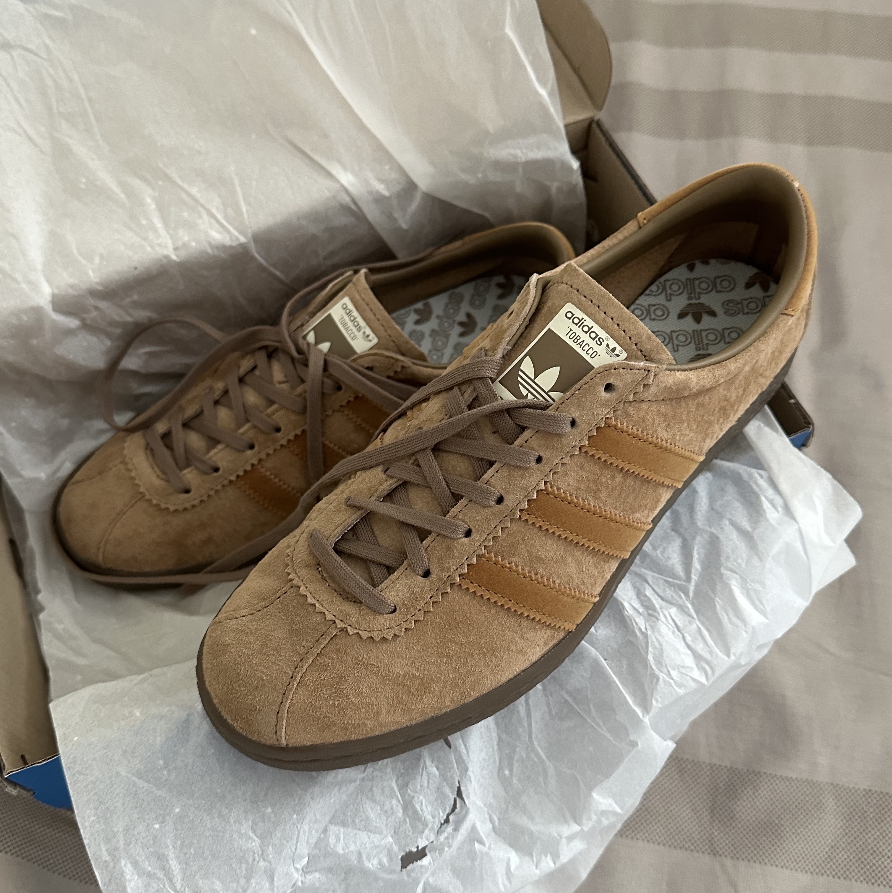 Adidas Tobacco Pantone Mesa 착용 스타일 - 1