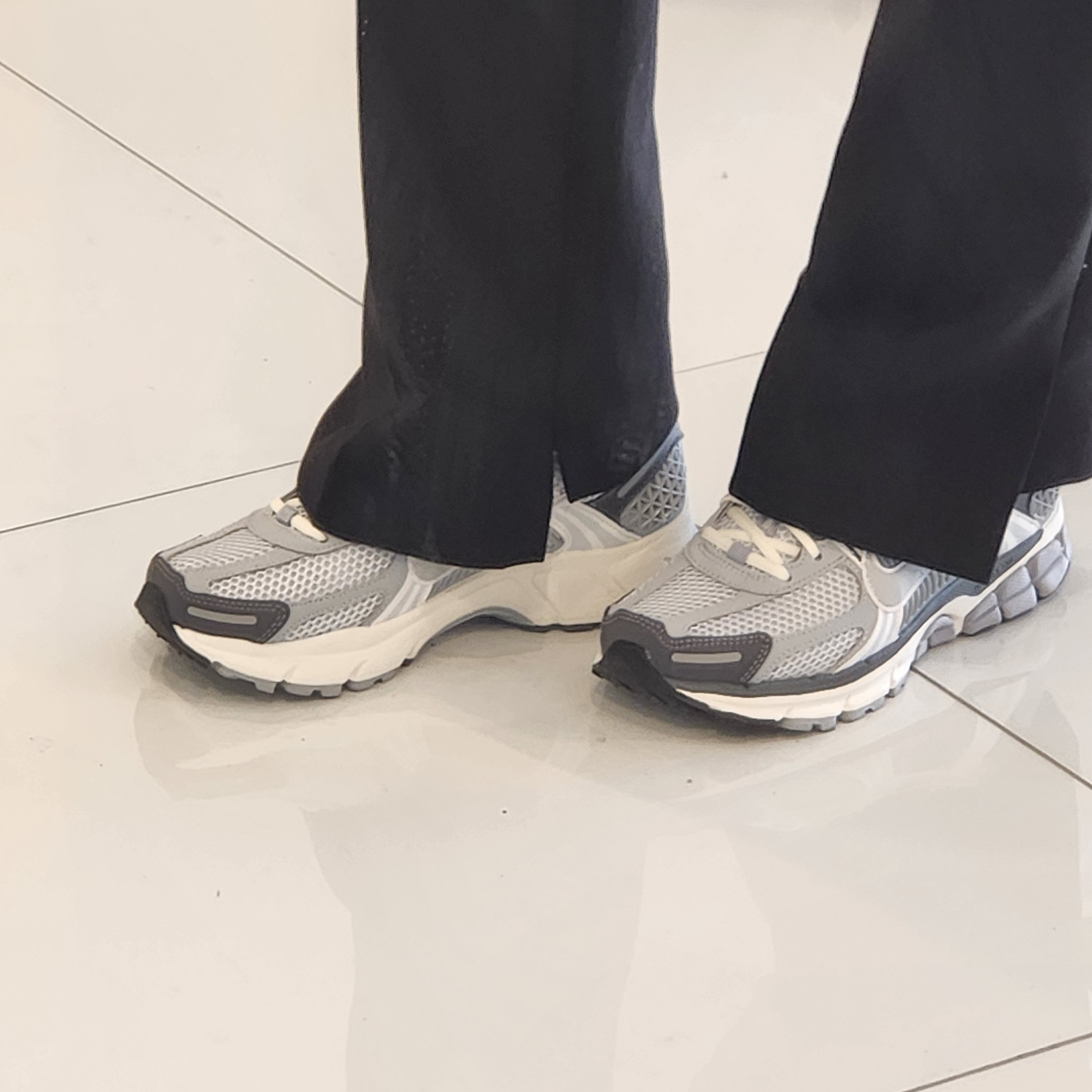 (W) Nike Zoom Vomero 5 Pure Platinum Metallic Silver 착용 스타일 - 1