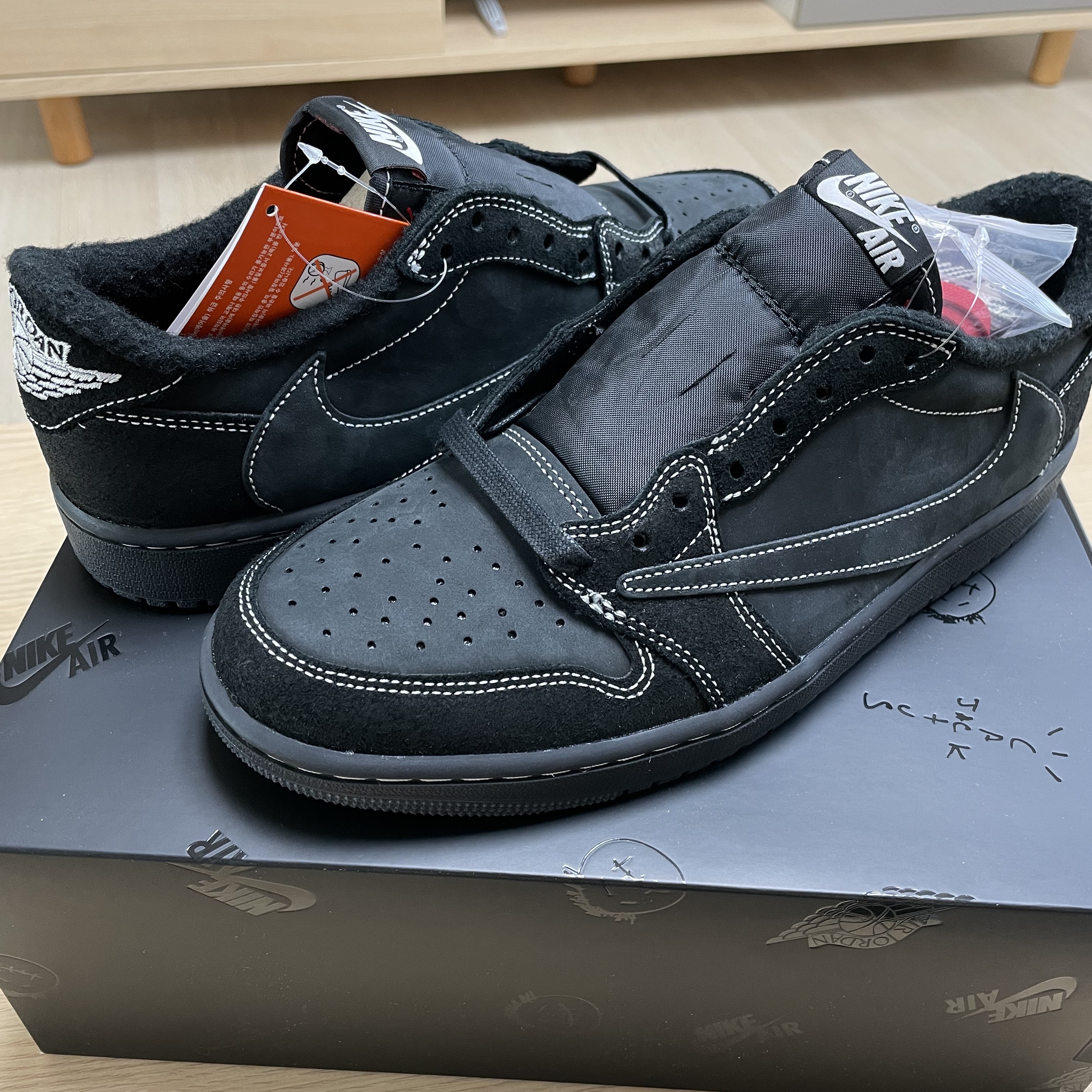 Jordan 1 x Travis Scott Retro Low OG SP Black Phantom 착용 스타일